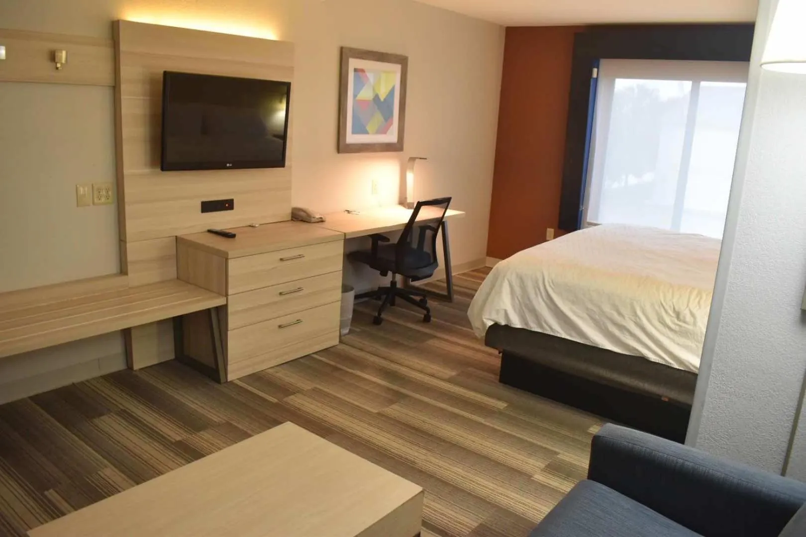 Living room, Bed in Holiday Inn Express Hotel & Suites McPherson by IHG