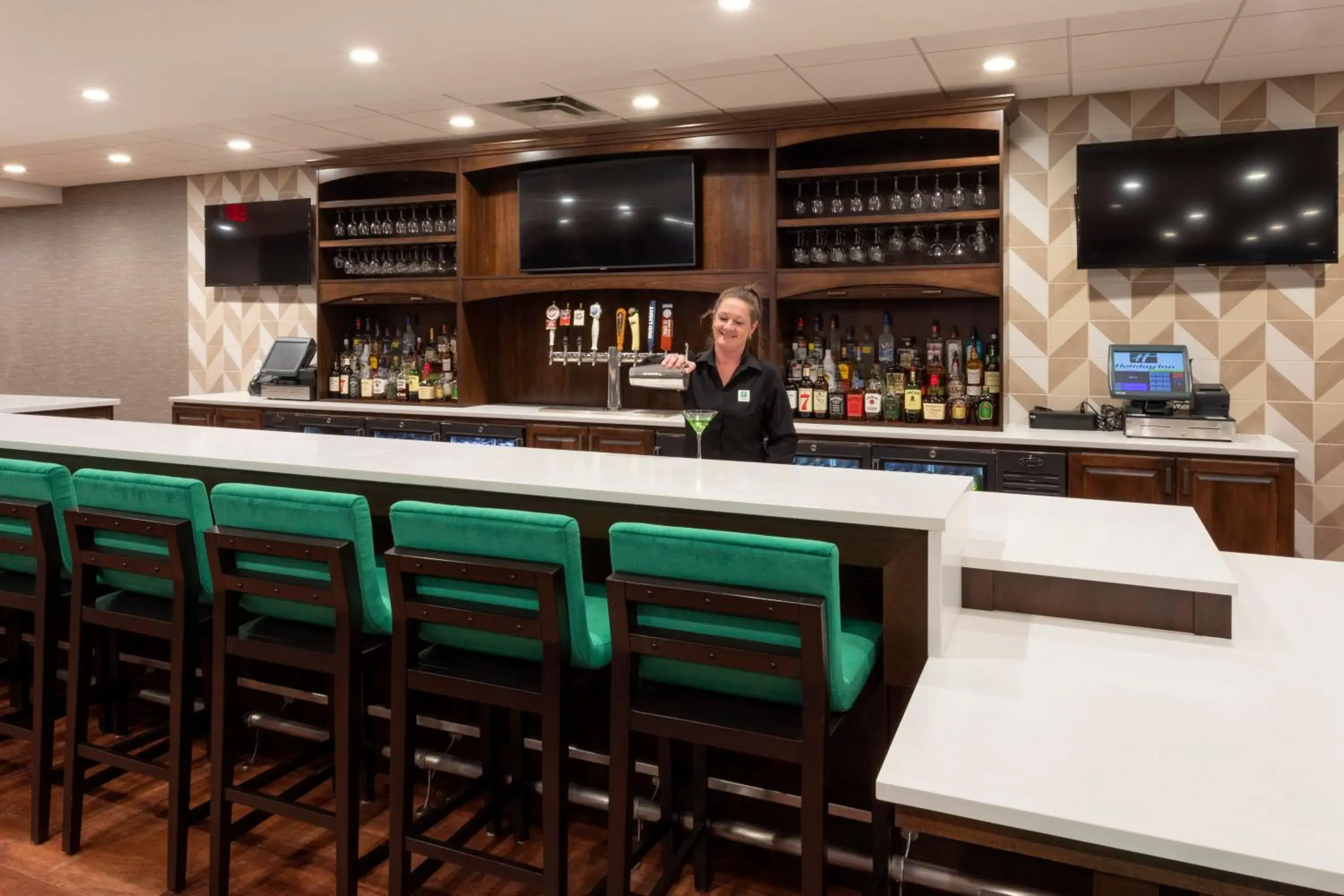 Lounge or bar in Holiday Inn Marquette by IHG Lounge or bar in Holiday Inn Marquette by IHG