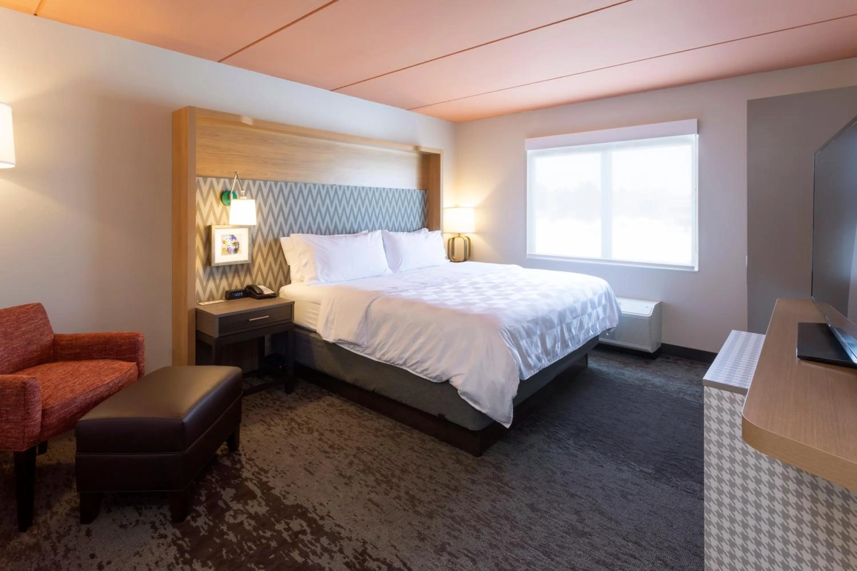 Bedroom, Bed in Holiday Inn Marquette by IHG