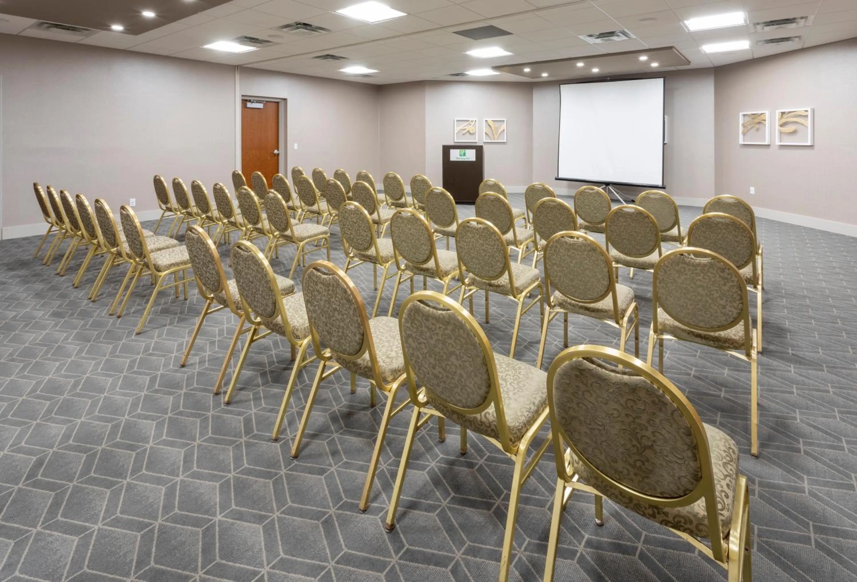 Meeting/conference room in Holiday Inn Marquette by IHG