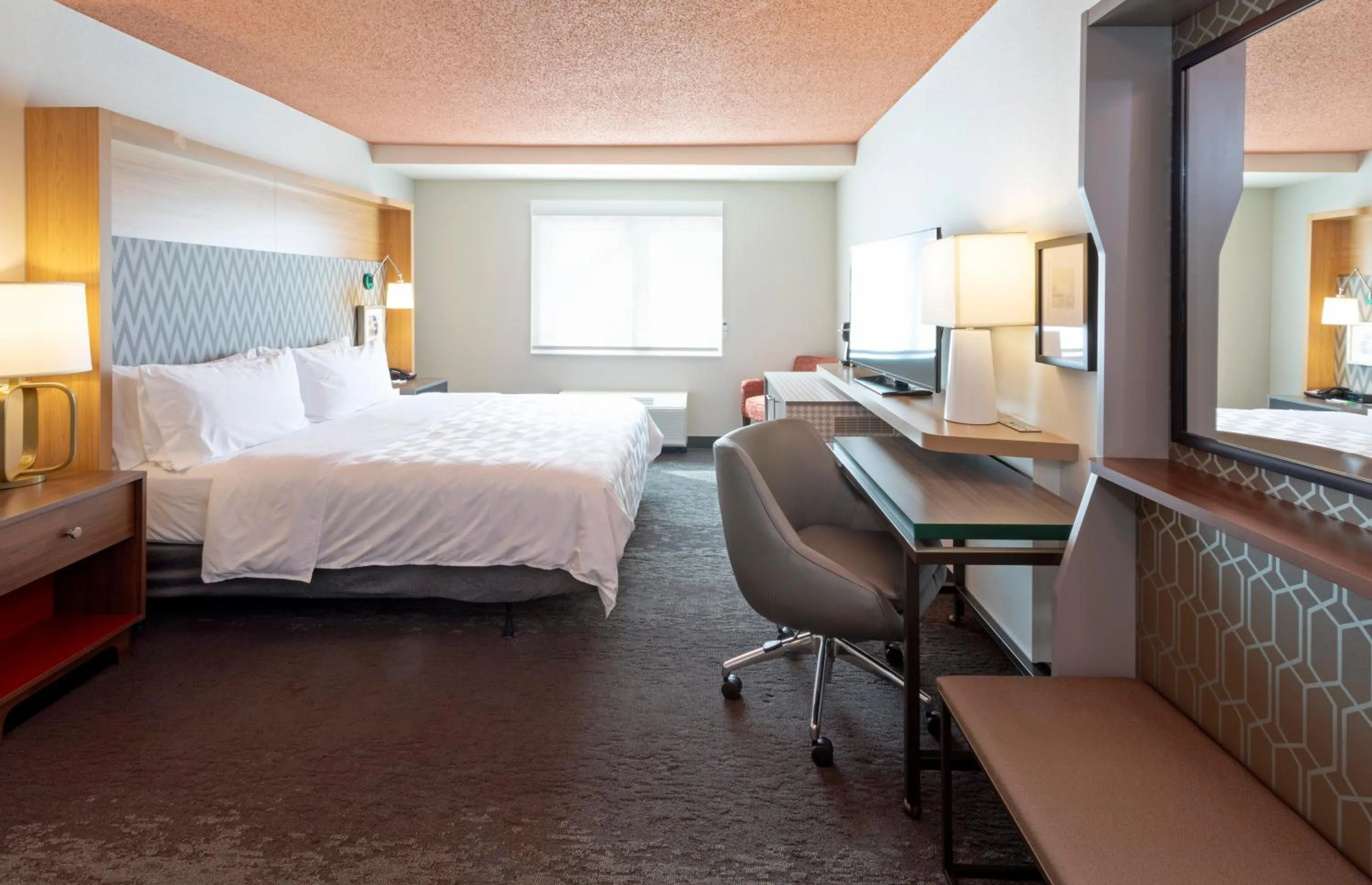 Photo of the whole room, Bed in Holiday Inn Marquette by IHG
