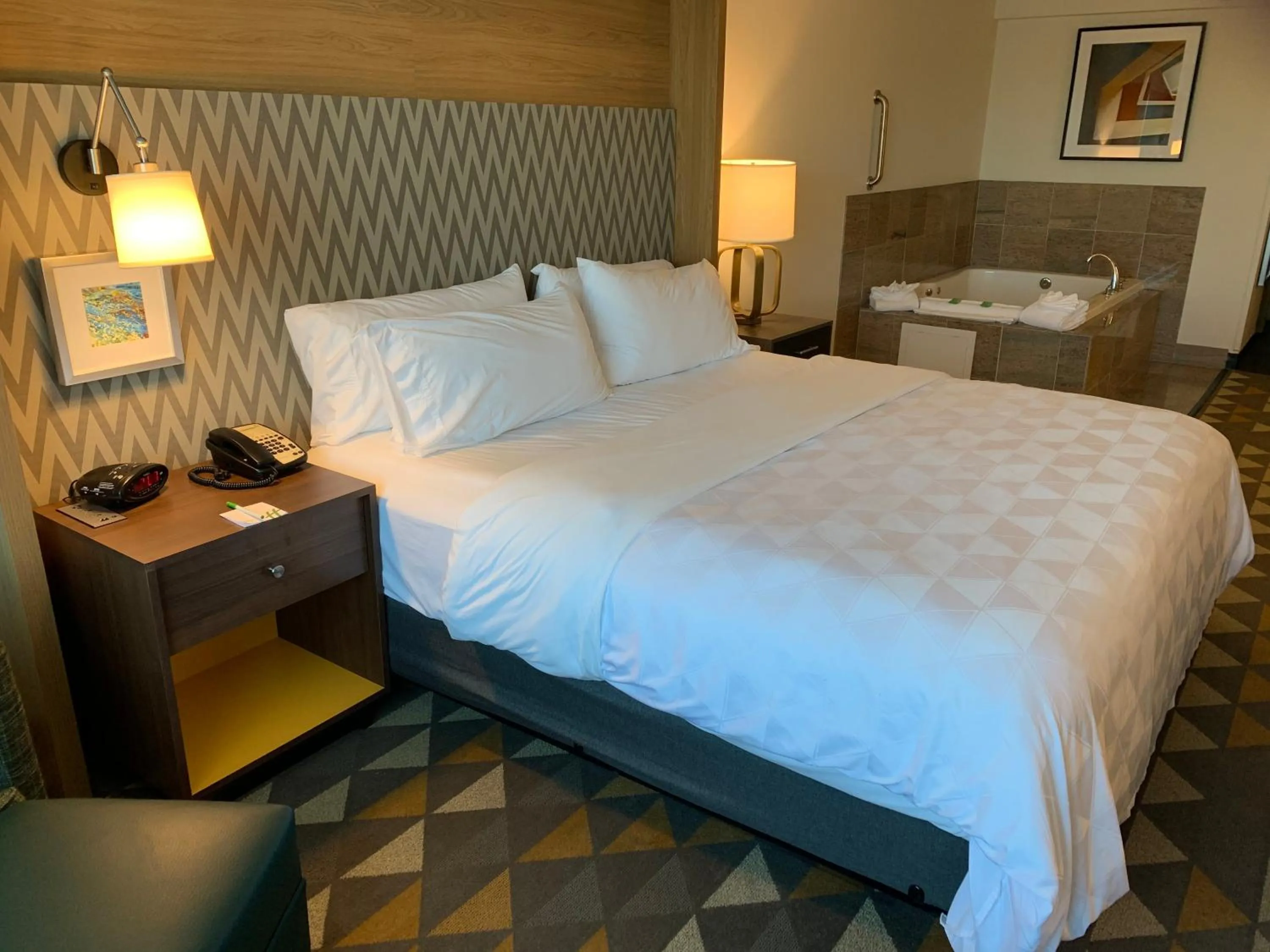 Photo of the whole room, Bed in Holiday Inn Martinsburg by IHG