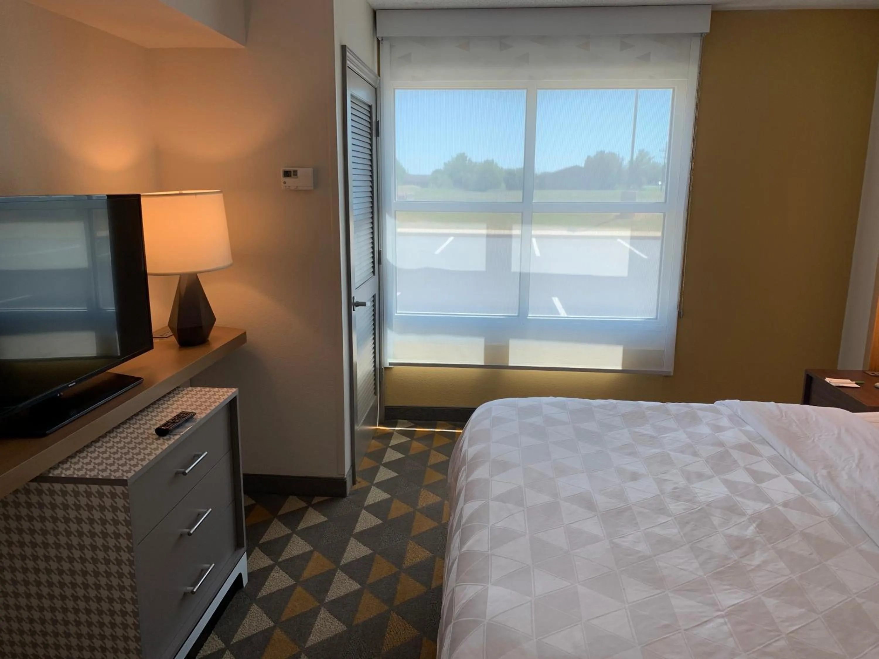 Photo of the whole room, Bed in Holiday Inn Martinsburg by IHG