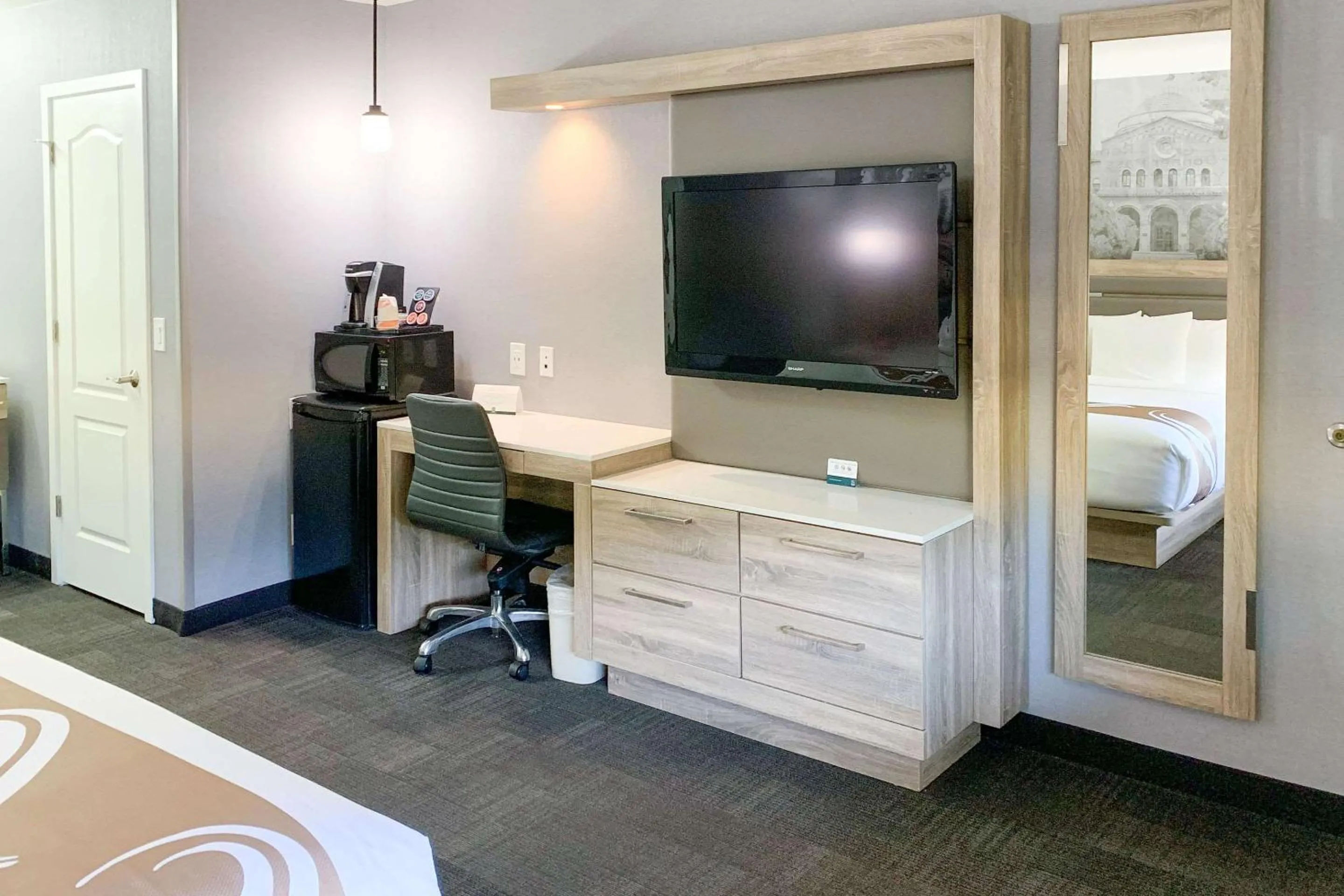 Bedroom, Bed in Quality Inn Near Chico State
