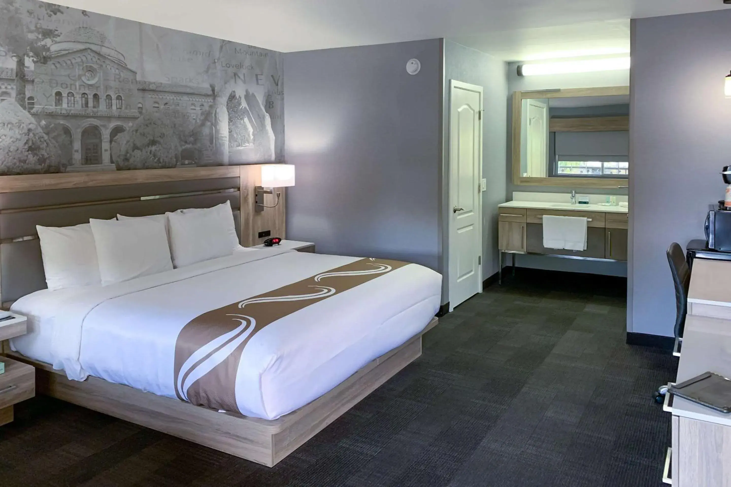 Bedroom, Bed in Quality Inn Near Chico State Bedroom, Bed in Quality Inn Near Chico State