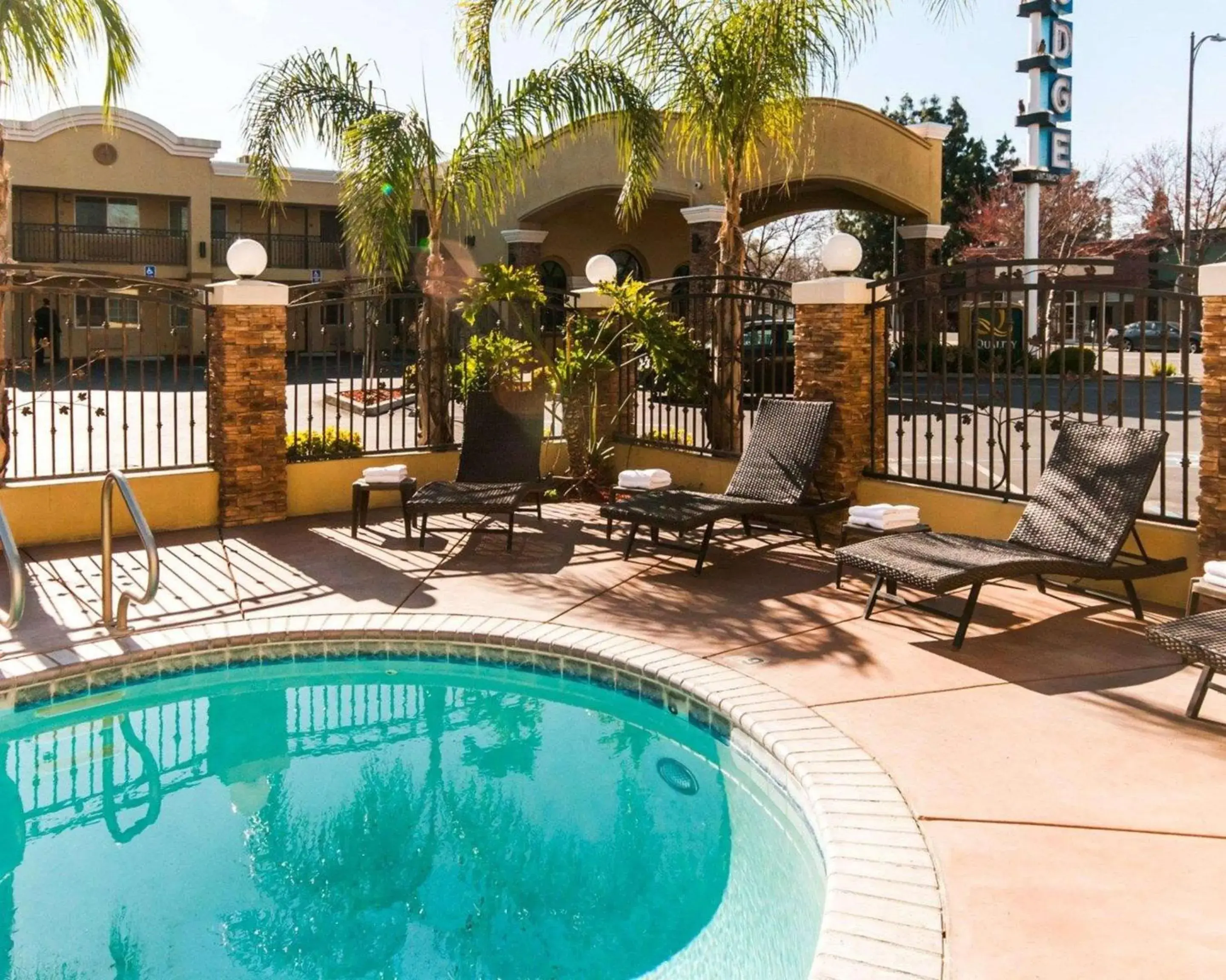 Swimming pool in Quality Inn Near Chico State Swimming pool in Quality Inn Near Chico State