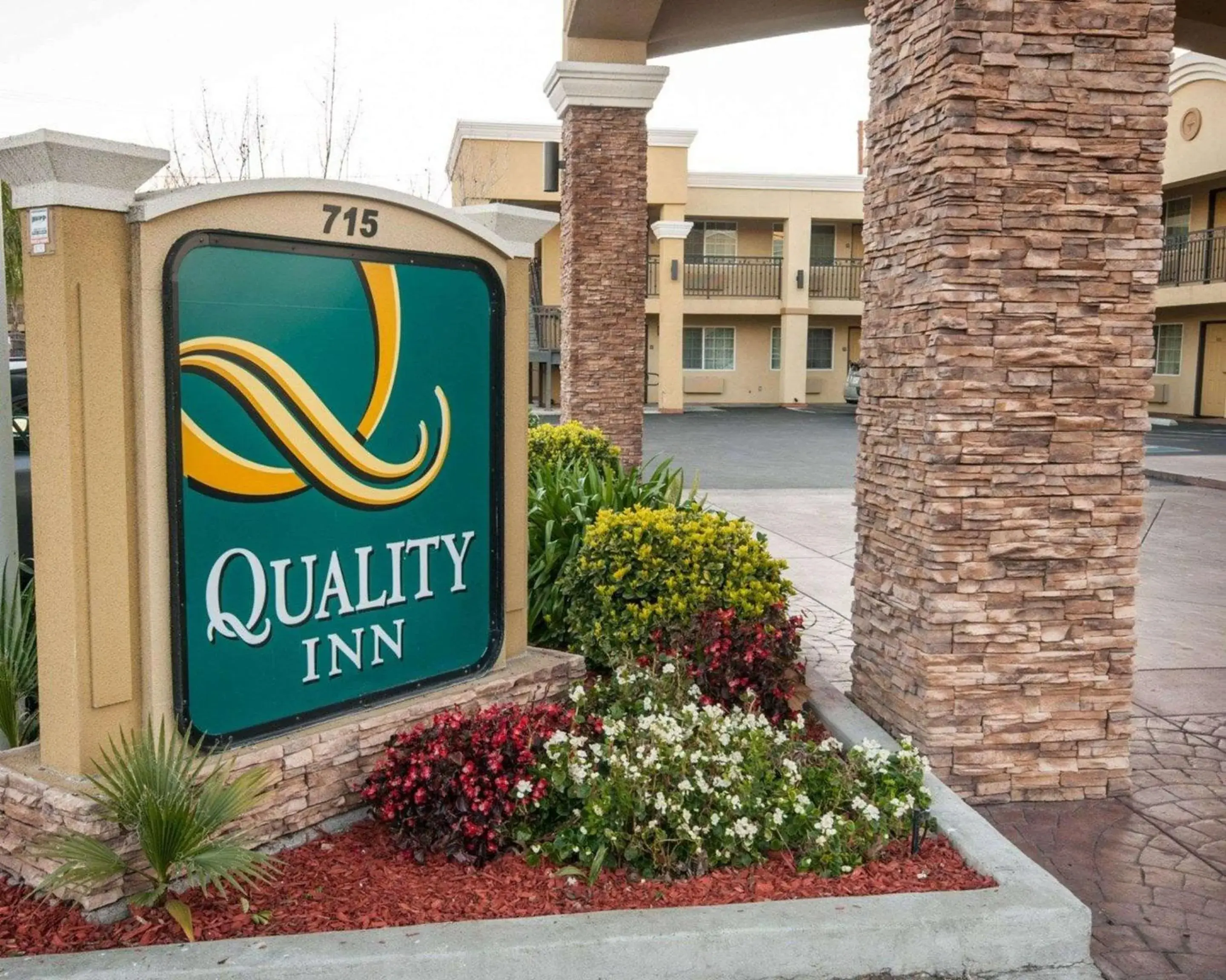 Property building in Quality Inn Near Chico State Property building in Quality Inn Near Chico State