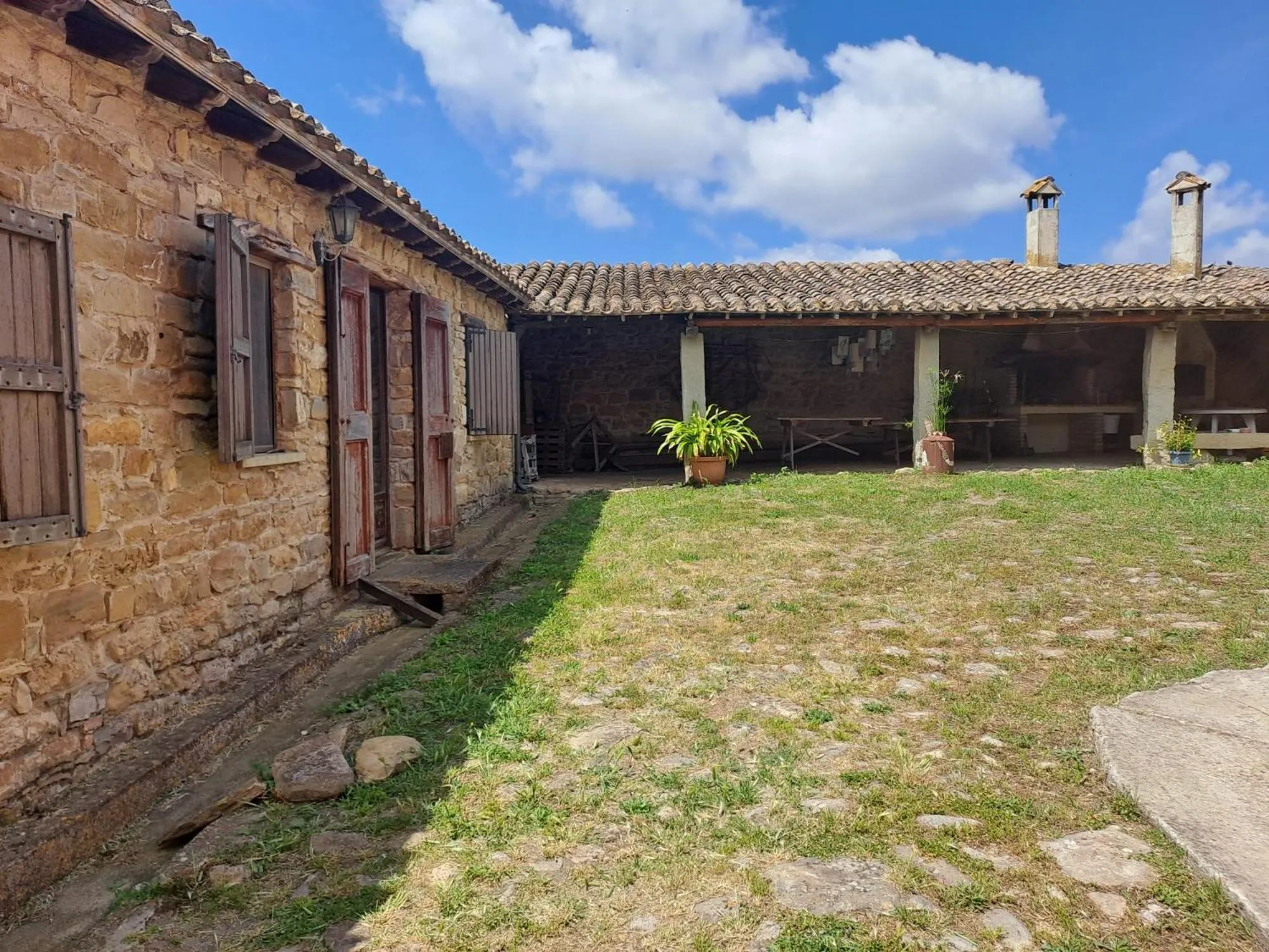 Inner courtyard view in Sa Domu de sa Contissa
