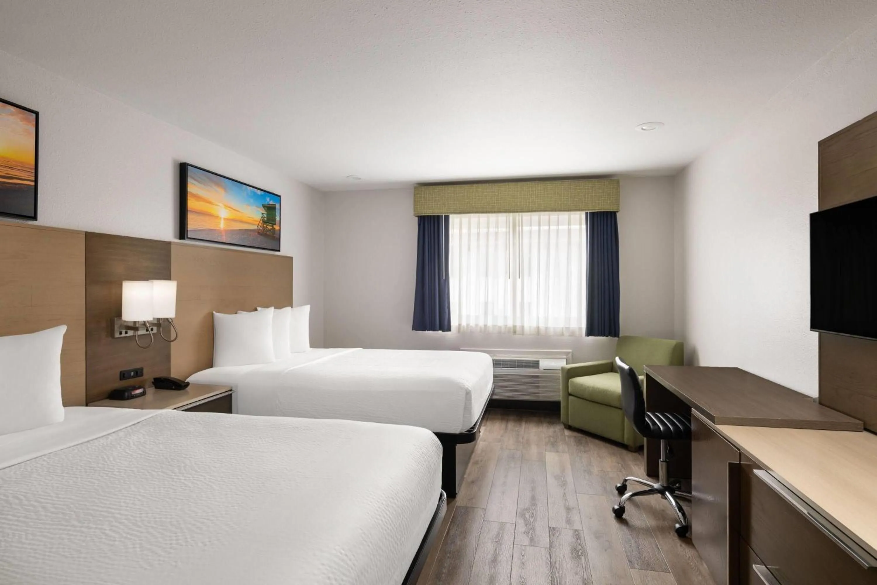 Photo of the whole room, Bed in Days Inn by Wyndham Monterey Downtown