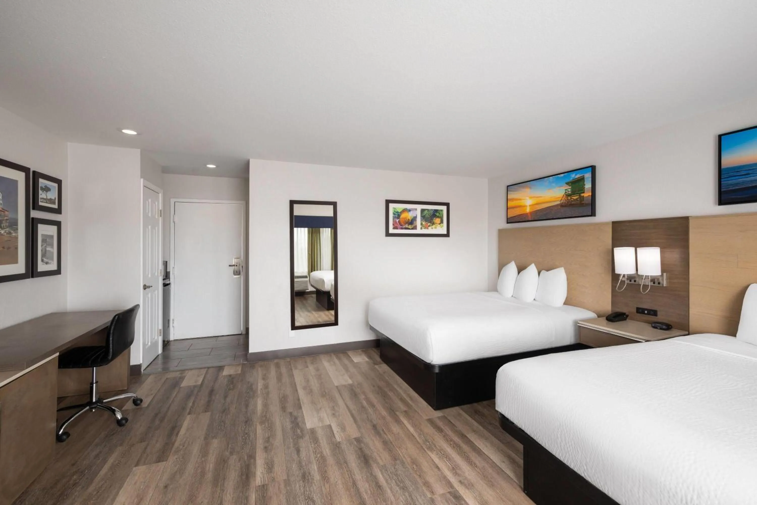 Photo of the whole room, Bed in Days Inn by Wyndham Monterey Downtown