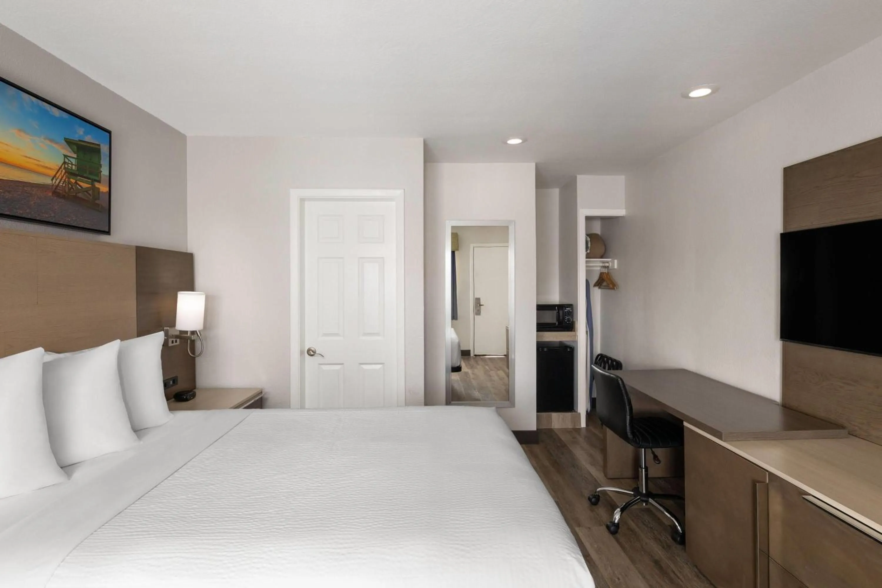 Photo of the whole room, Bed in Days Inn by Wyndham Monterey Downtown