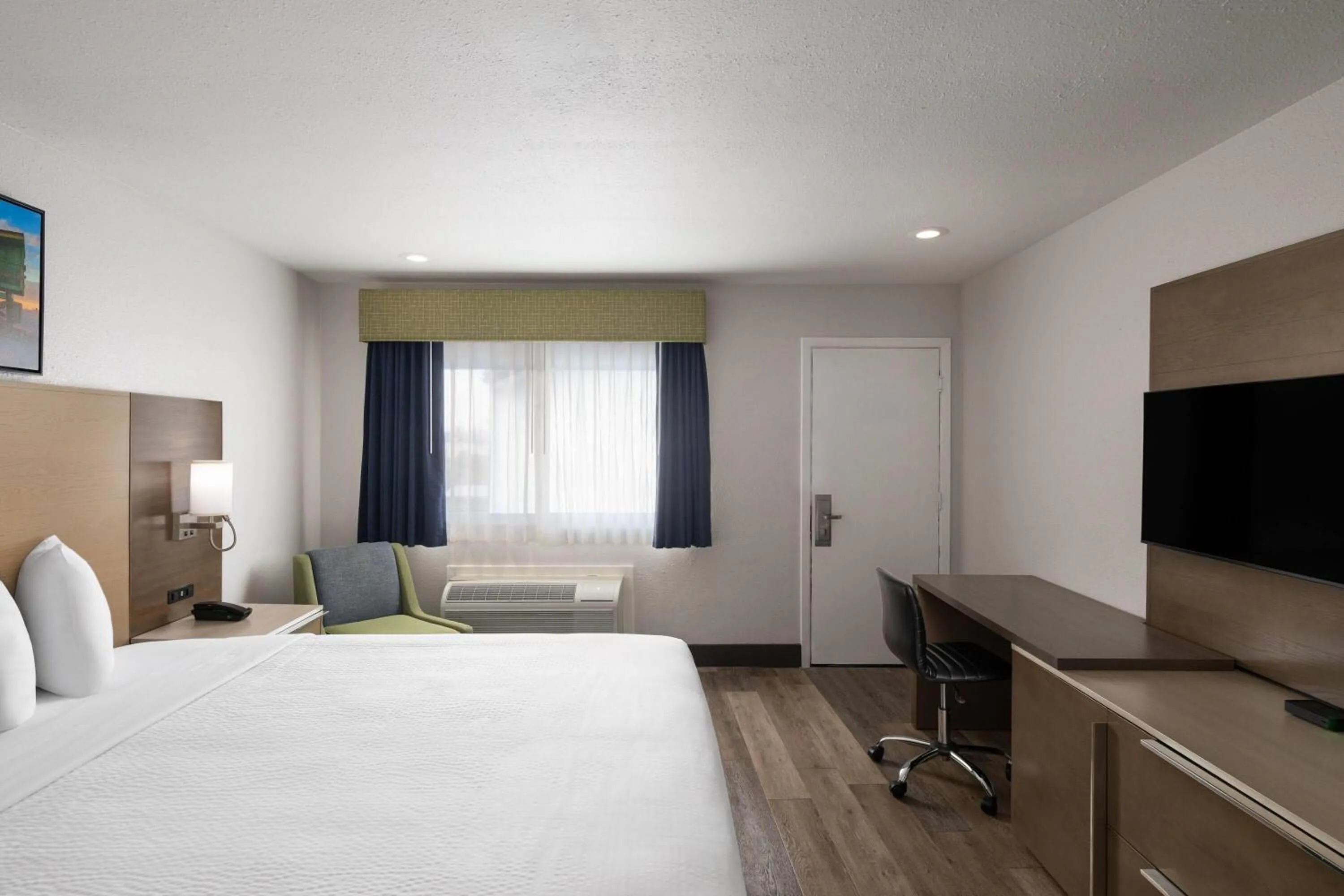 Photo of the whole room, Bed in Days Inn by Wyndham Monterey Downtown