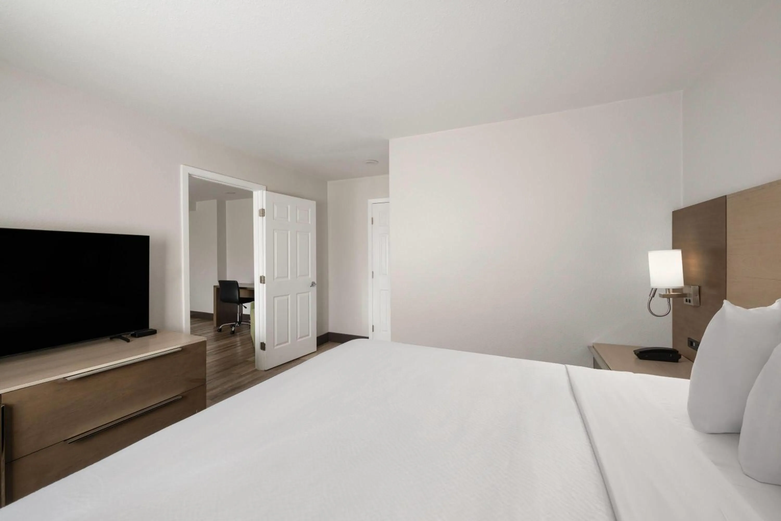 Photo of the whole room, Bed in Days Inn by Wyndham Monterey Downtown