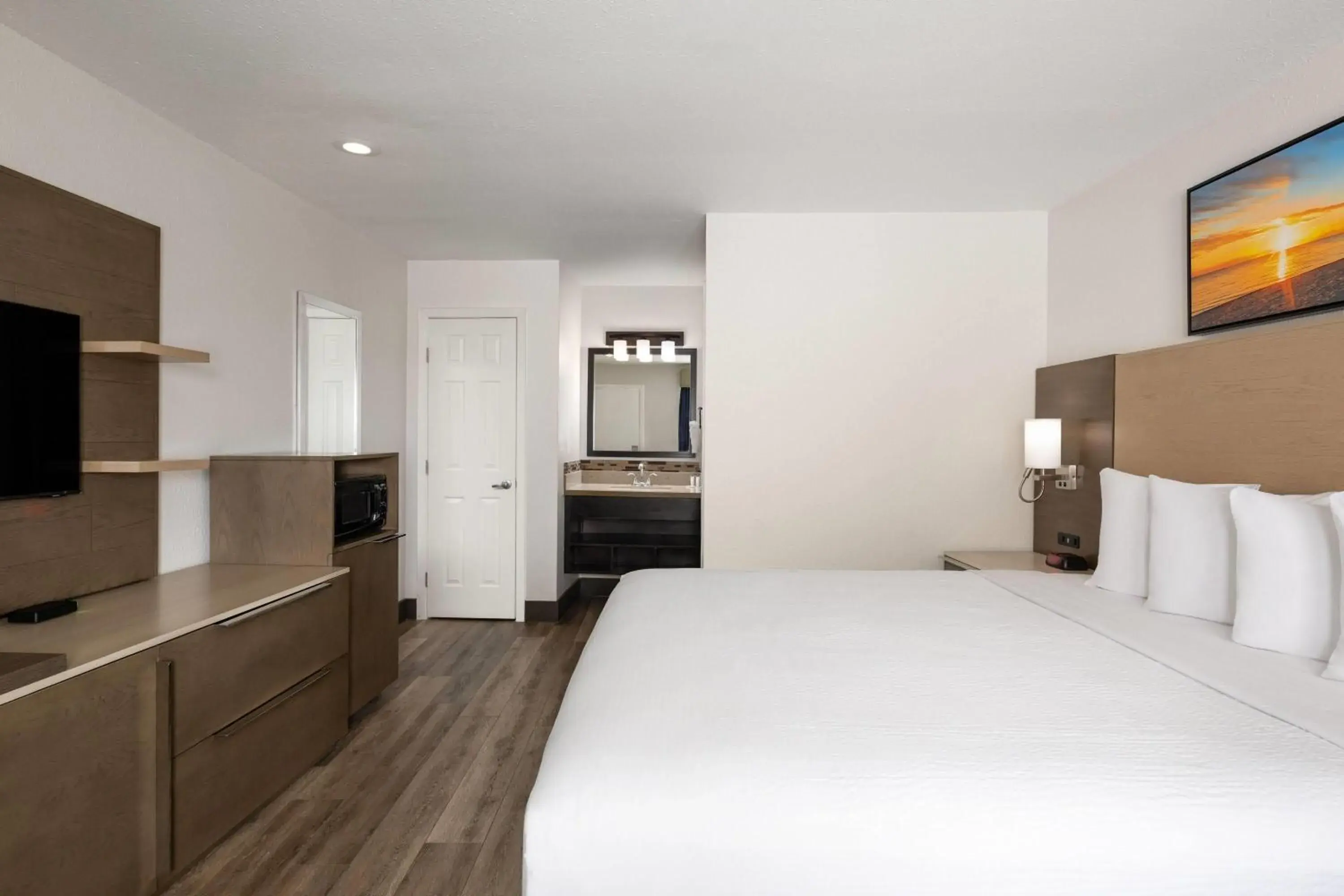 Standard King bedroom Nonsmoking in Days Inn by Wyndham Monterey Downtown Standard King bedroom Nonsmoking in Days Inn by Wyndham Monterey Downtown