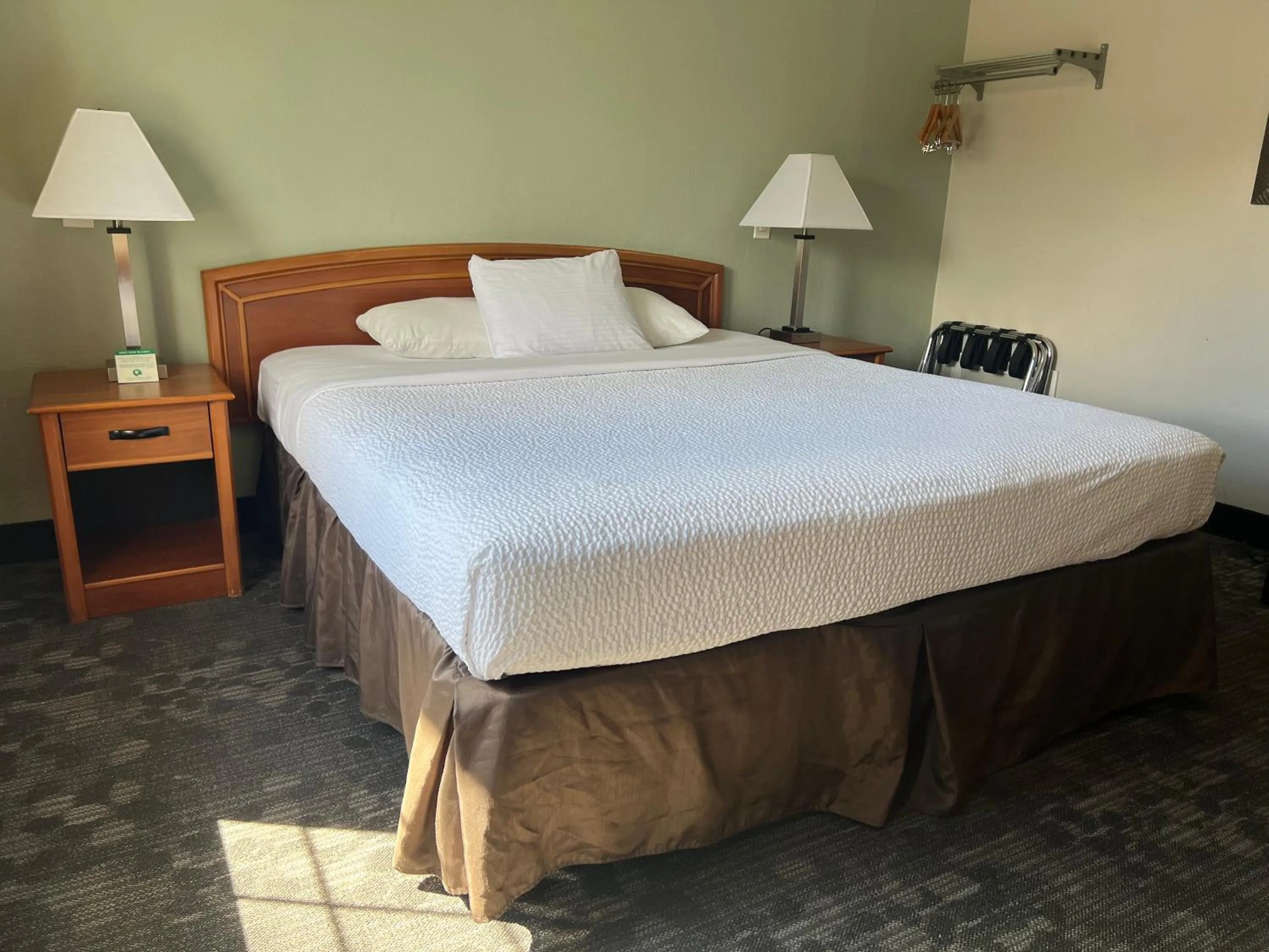 Bed in Hotel Parmani Near Stanford University