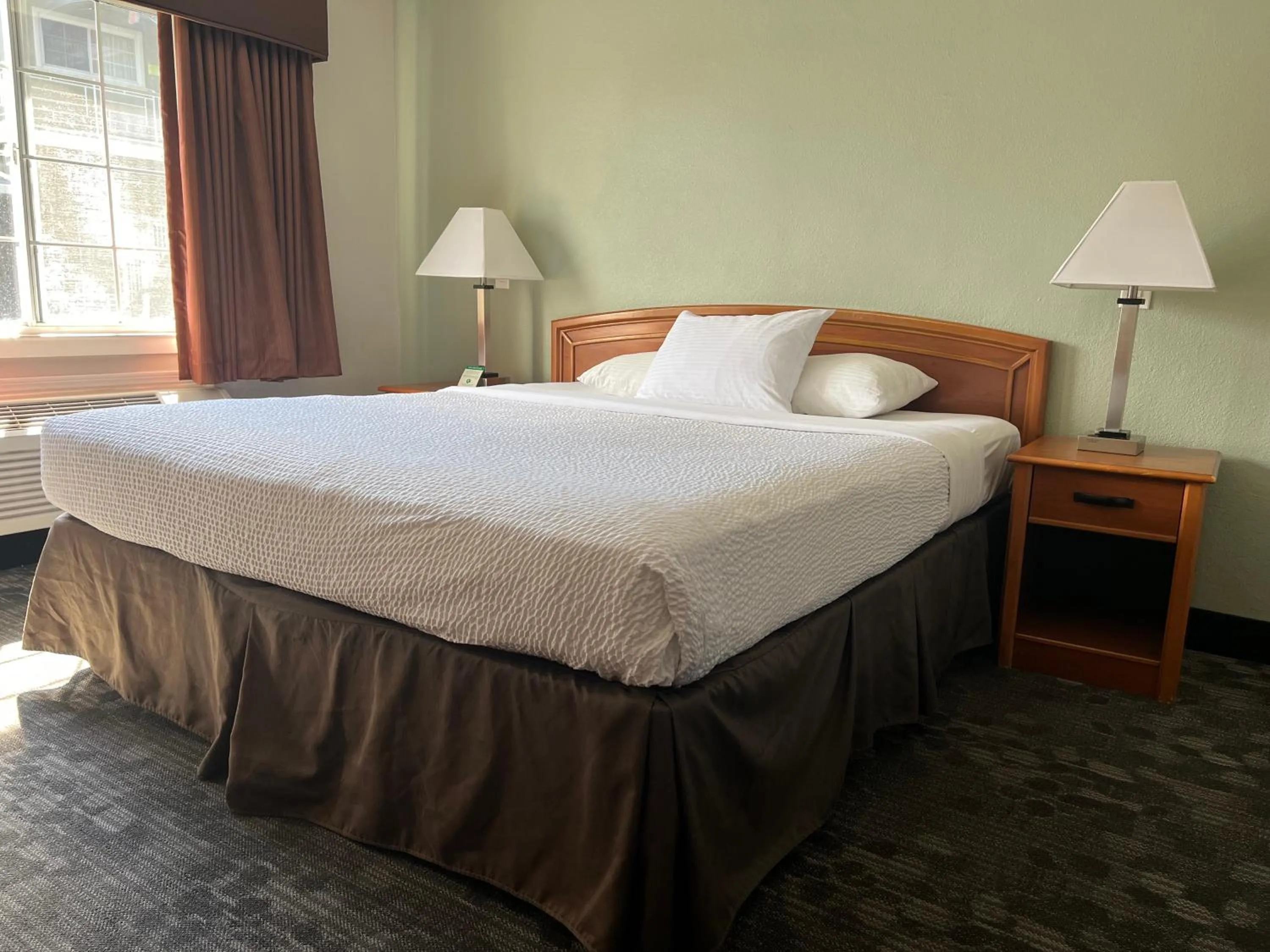 Bed in Hotel Parmani Near Stanford University