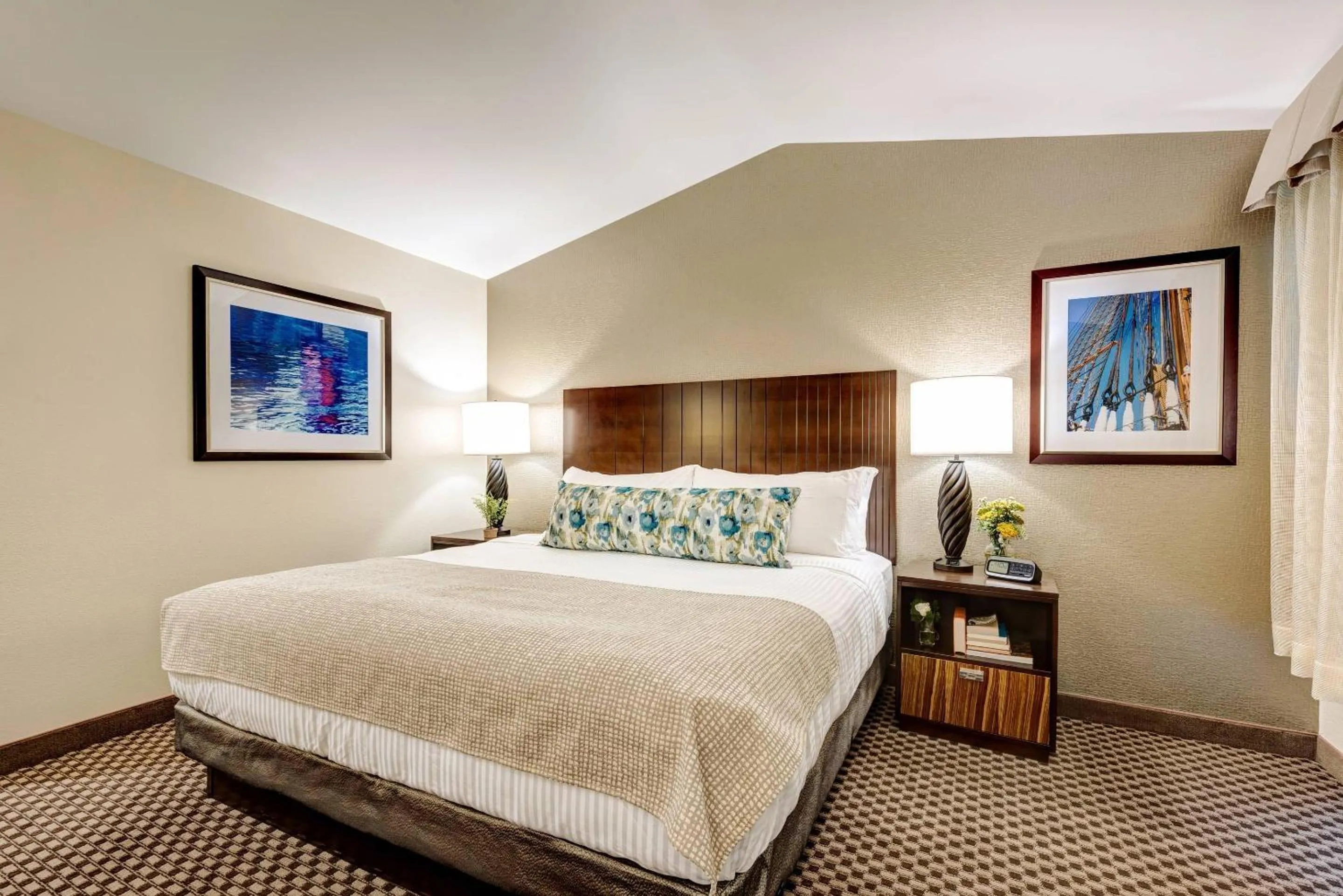 Bedroom, Bed in Garrison Hotel & Suites Dover-Portsmouth, an Ascend Collection Hotel