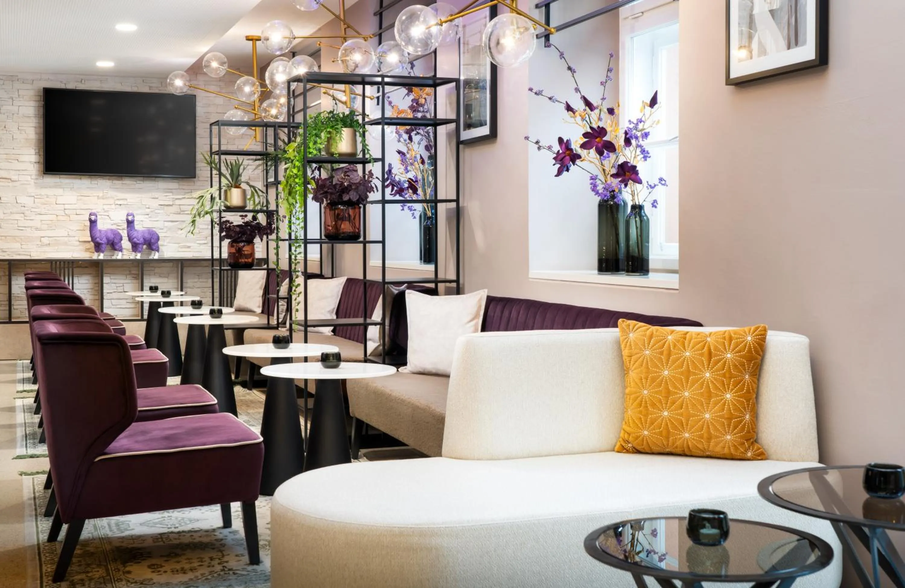 Lobby or reception in Leonardo Boutique Hotel Linz City Center