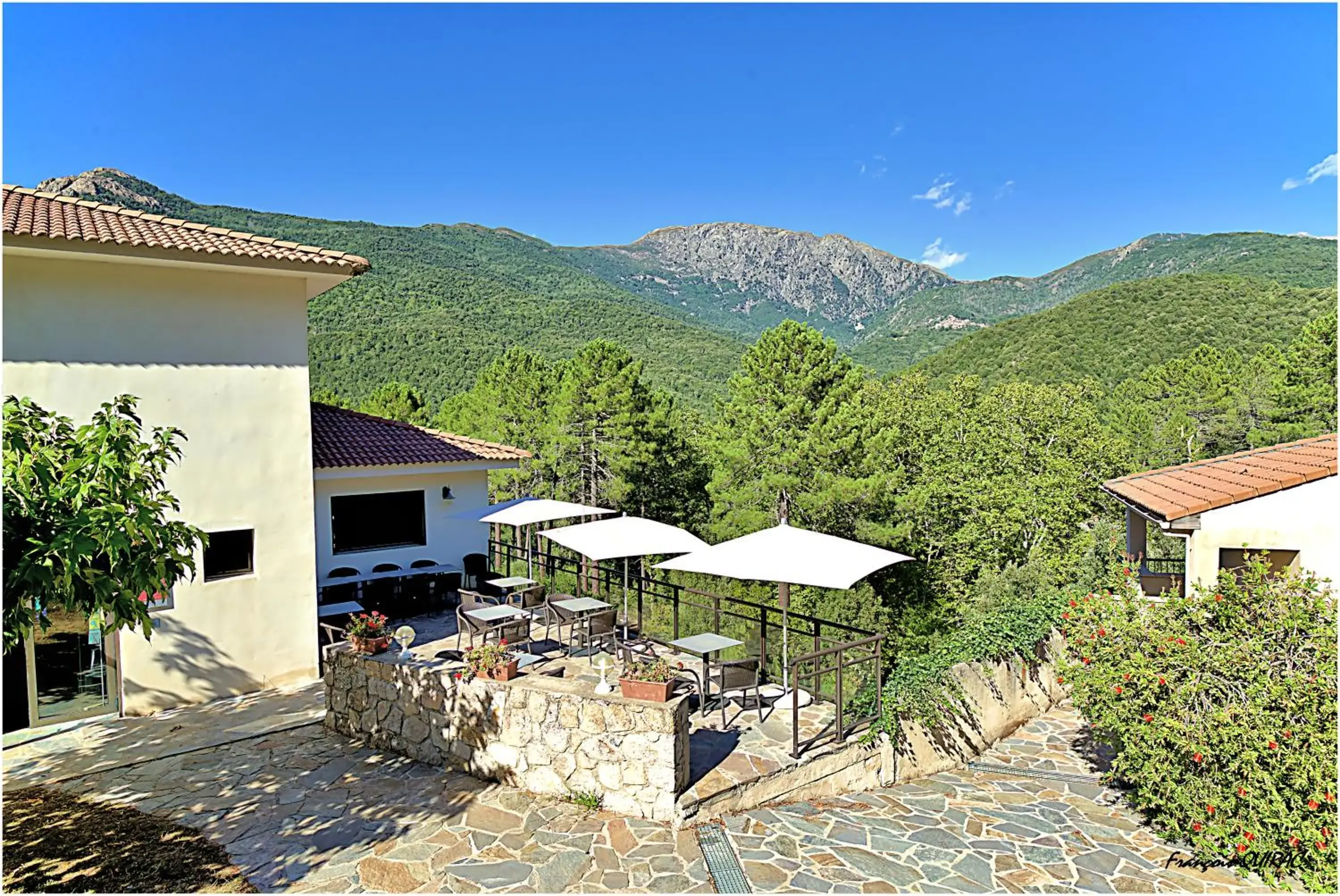 Property building in Auberge des Deux Sorru Property building in Auberge des Deux Sorru
