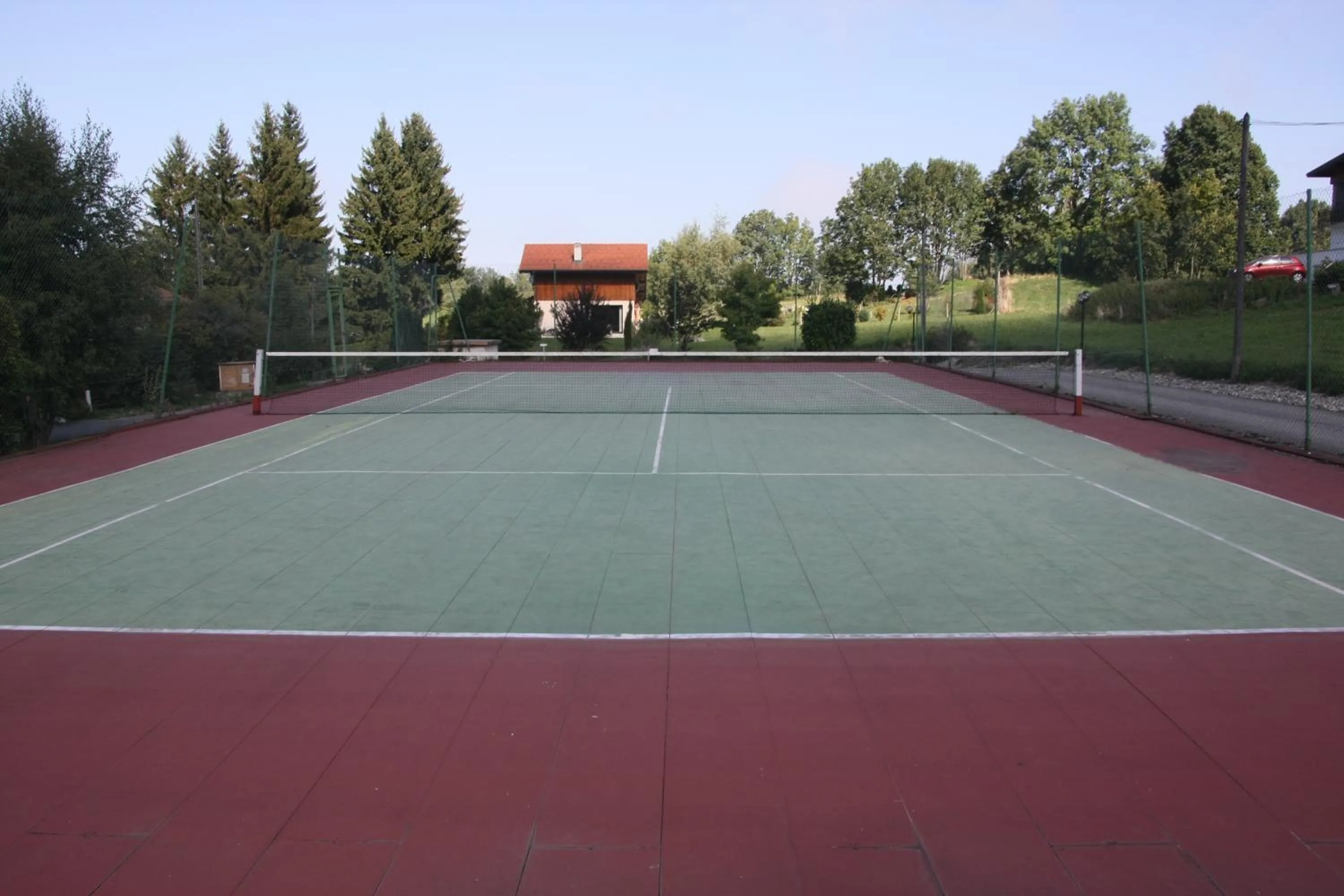 Tennis court in Bon-Séjour