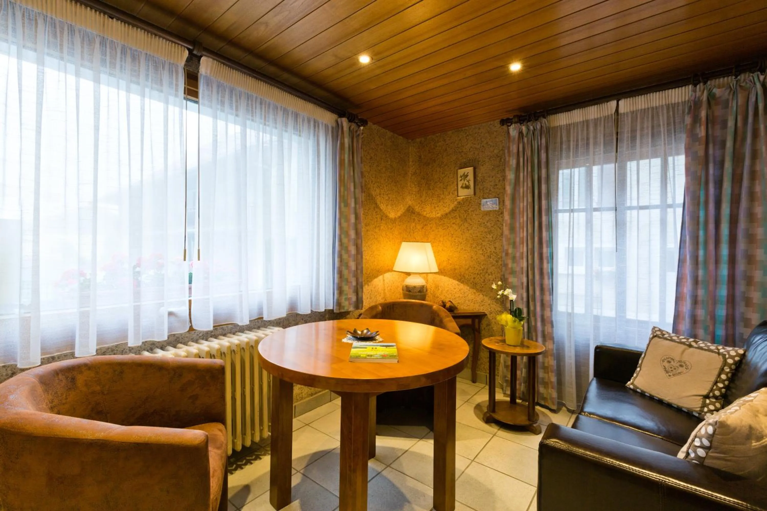 Communal lounge/ TV room in Bon-Séjour