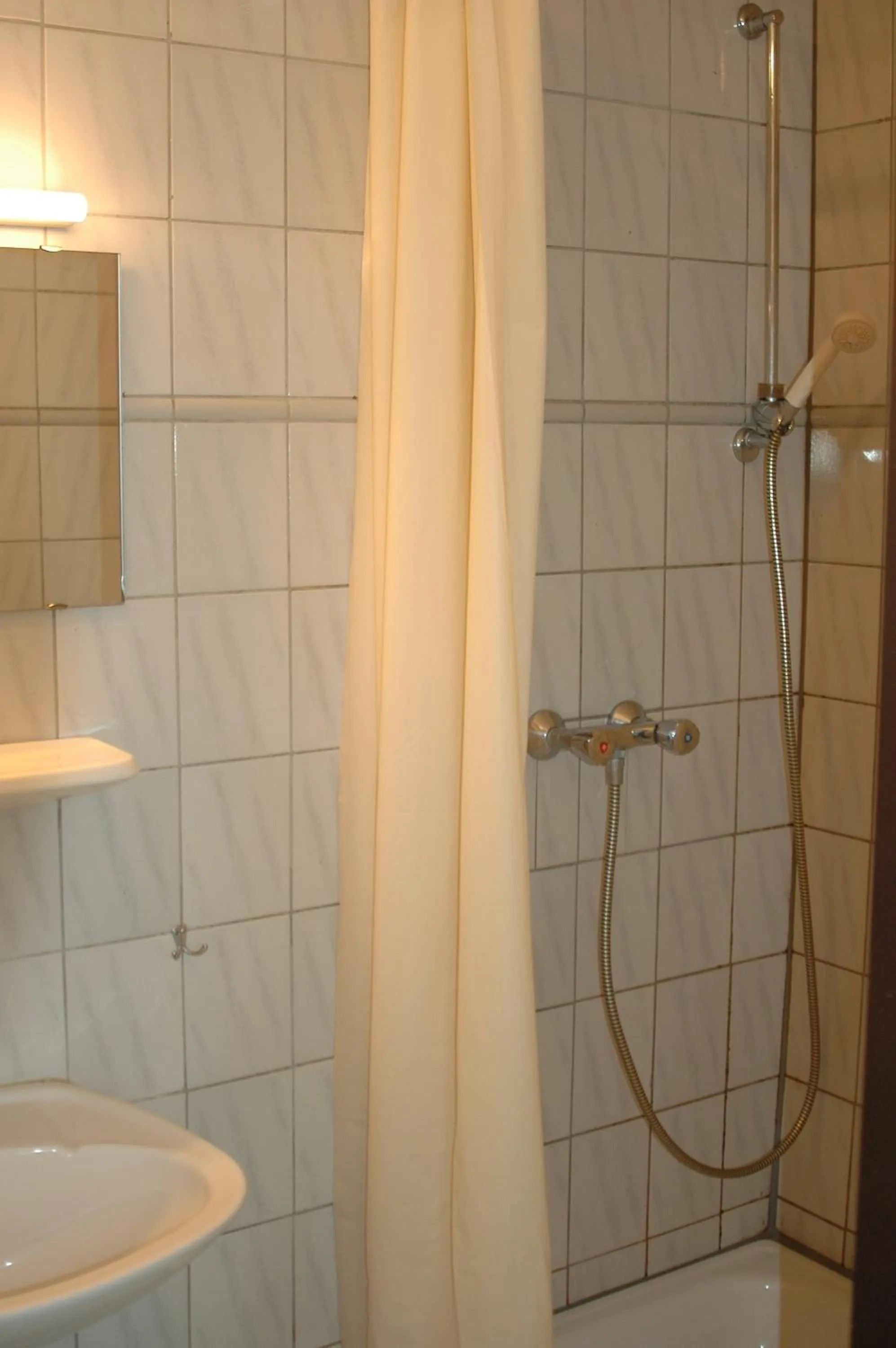 Bathroom in Buch-Ein-Bett Hostel