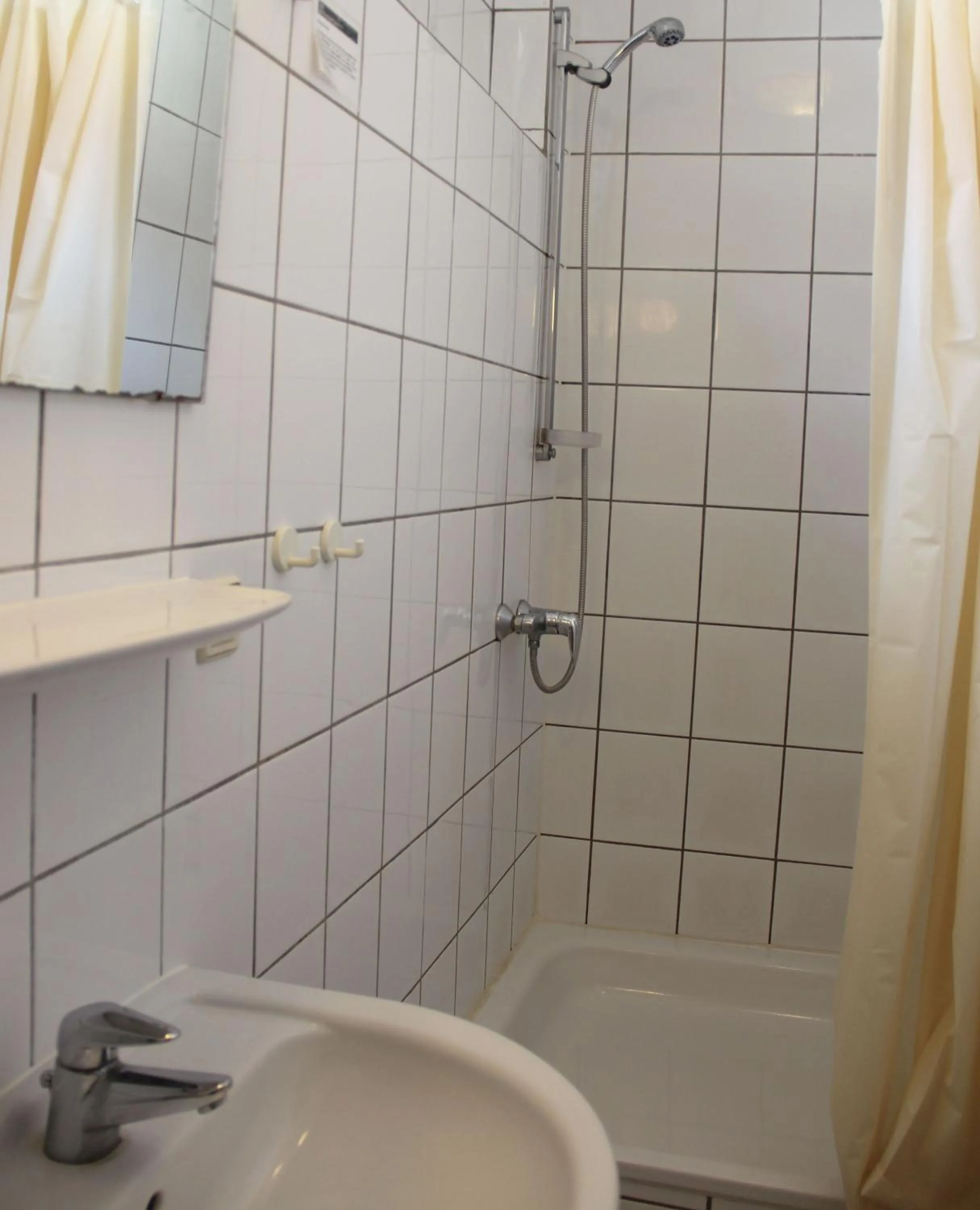 Bathroom in Buch-Ein-Bett Hostel