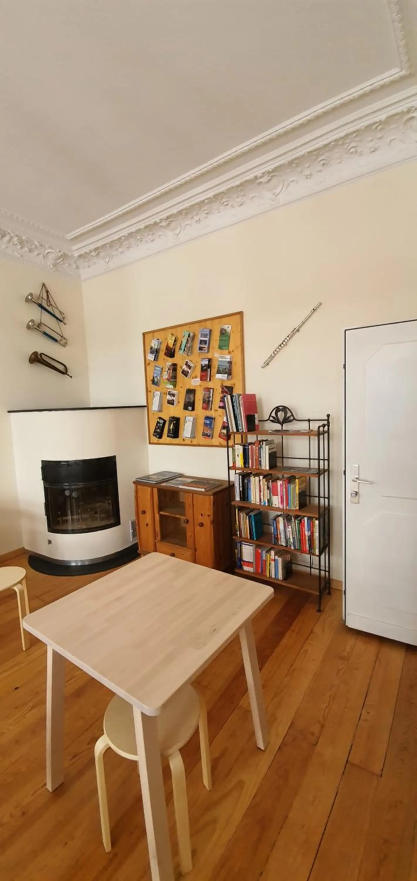 Communal lounge/ TV room in Buch-Ein-Bett Hostel