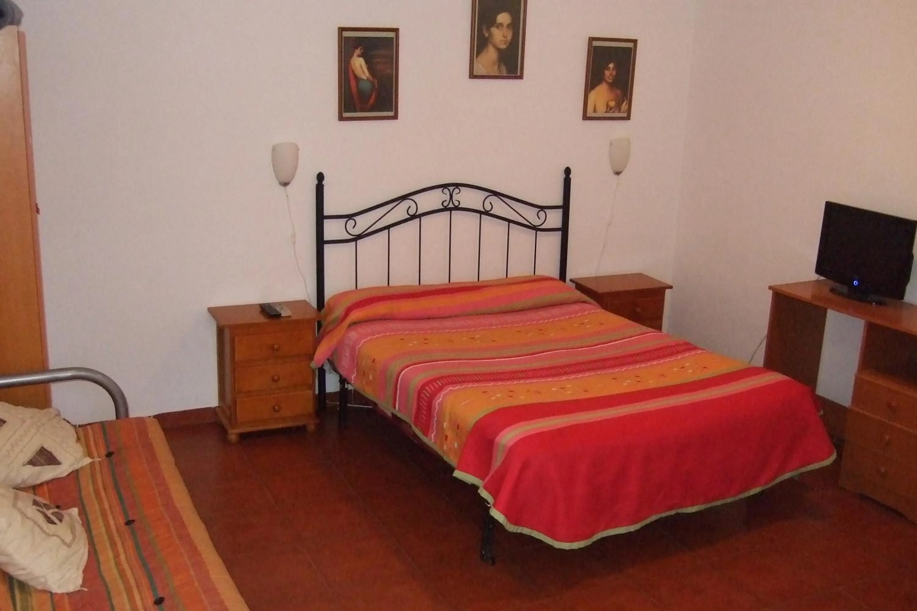 Photo of the whole room, Bed in Hostal Alcazar I