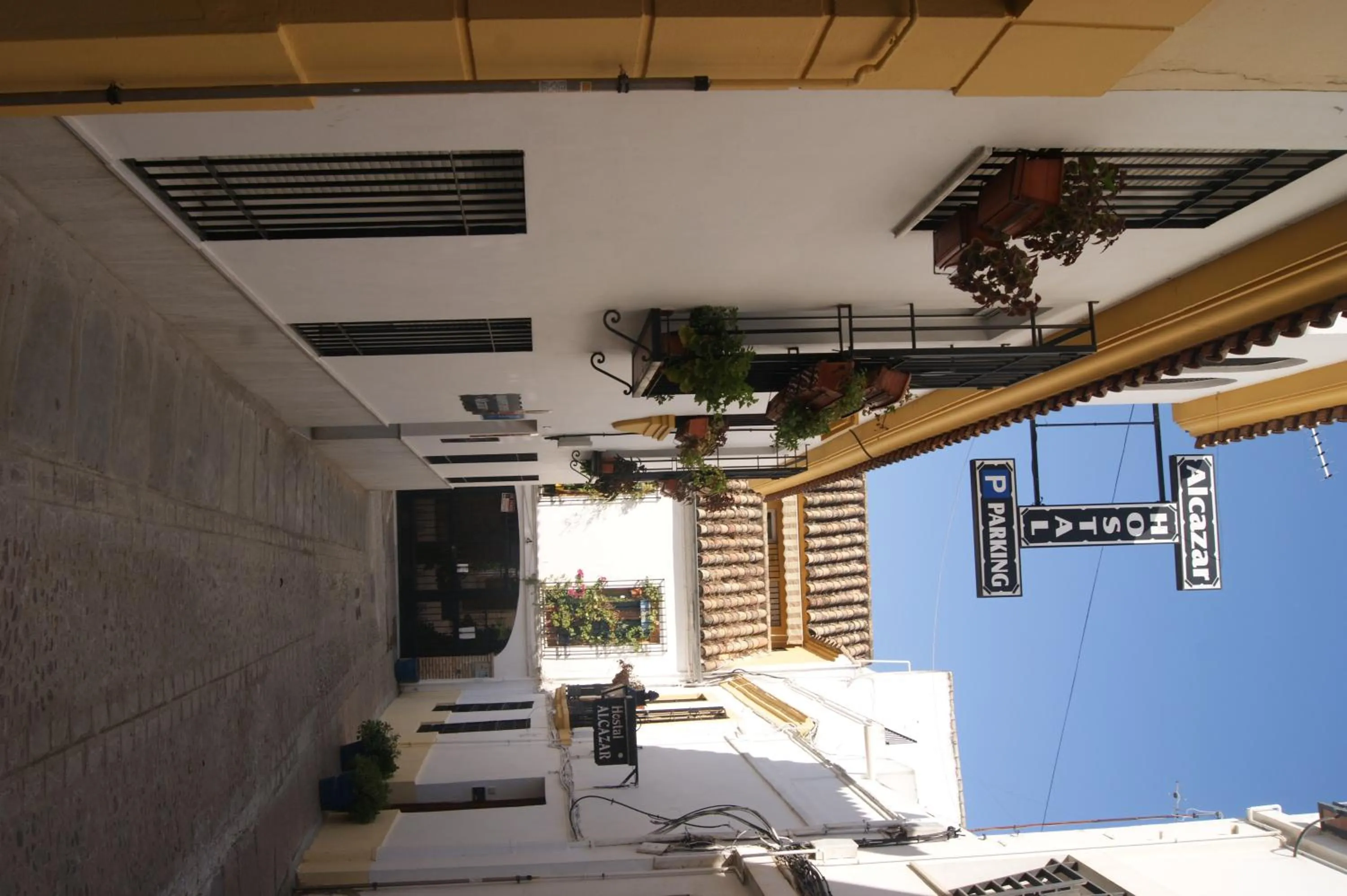 Facade/entrance in Hostal Alcazar I
