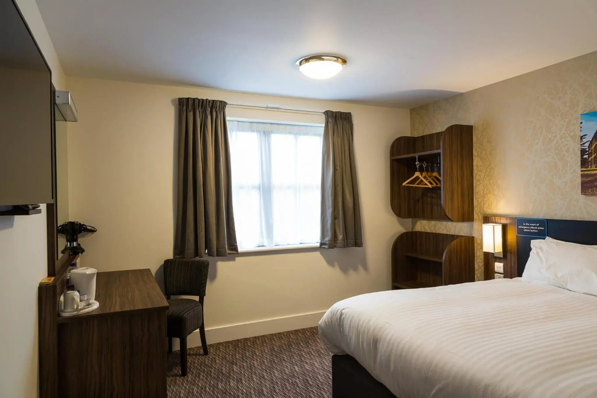 Bedroom, Bed in Spread Eagle, Gailey by Marston's Inns Bedroom, Bed in Spread Eagle, Gailey by Marston's Inns