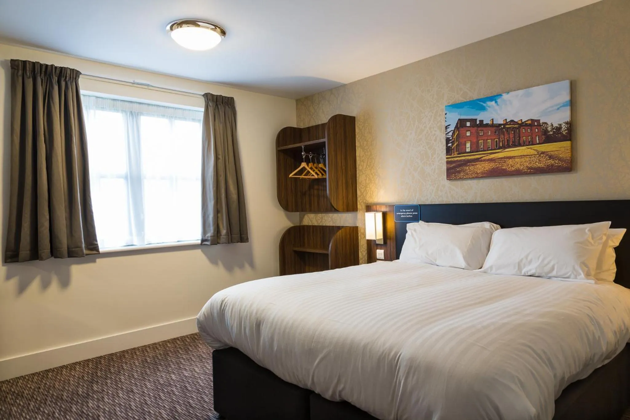 Bedroom, Bed in Spread Eagle, Gailey by Marston's Inns