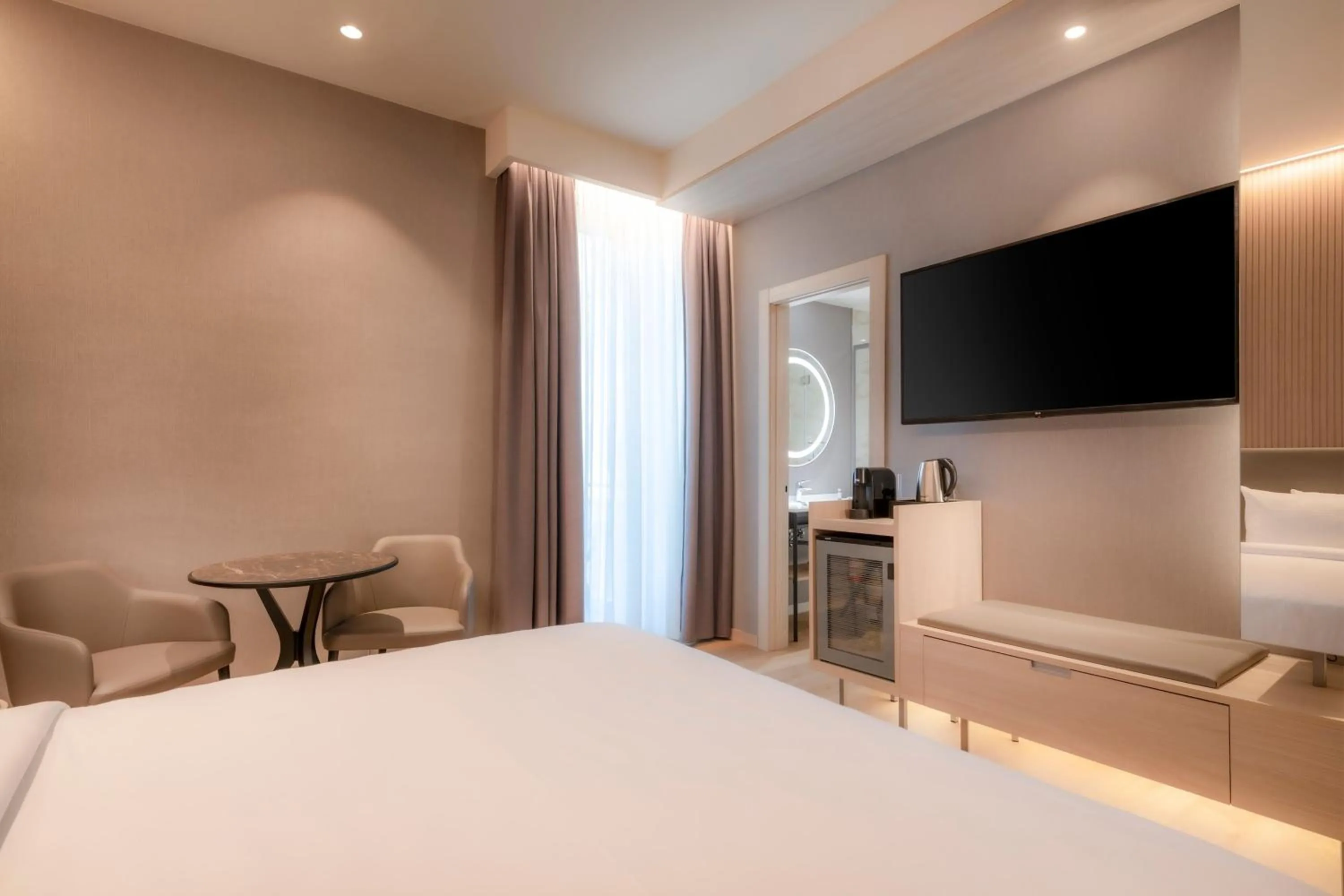 Photo of the whole room, Bed in AC Hotel by Marriott Clodio Roma