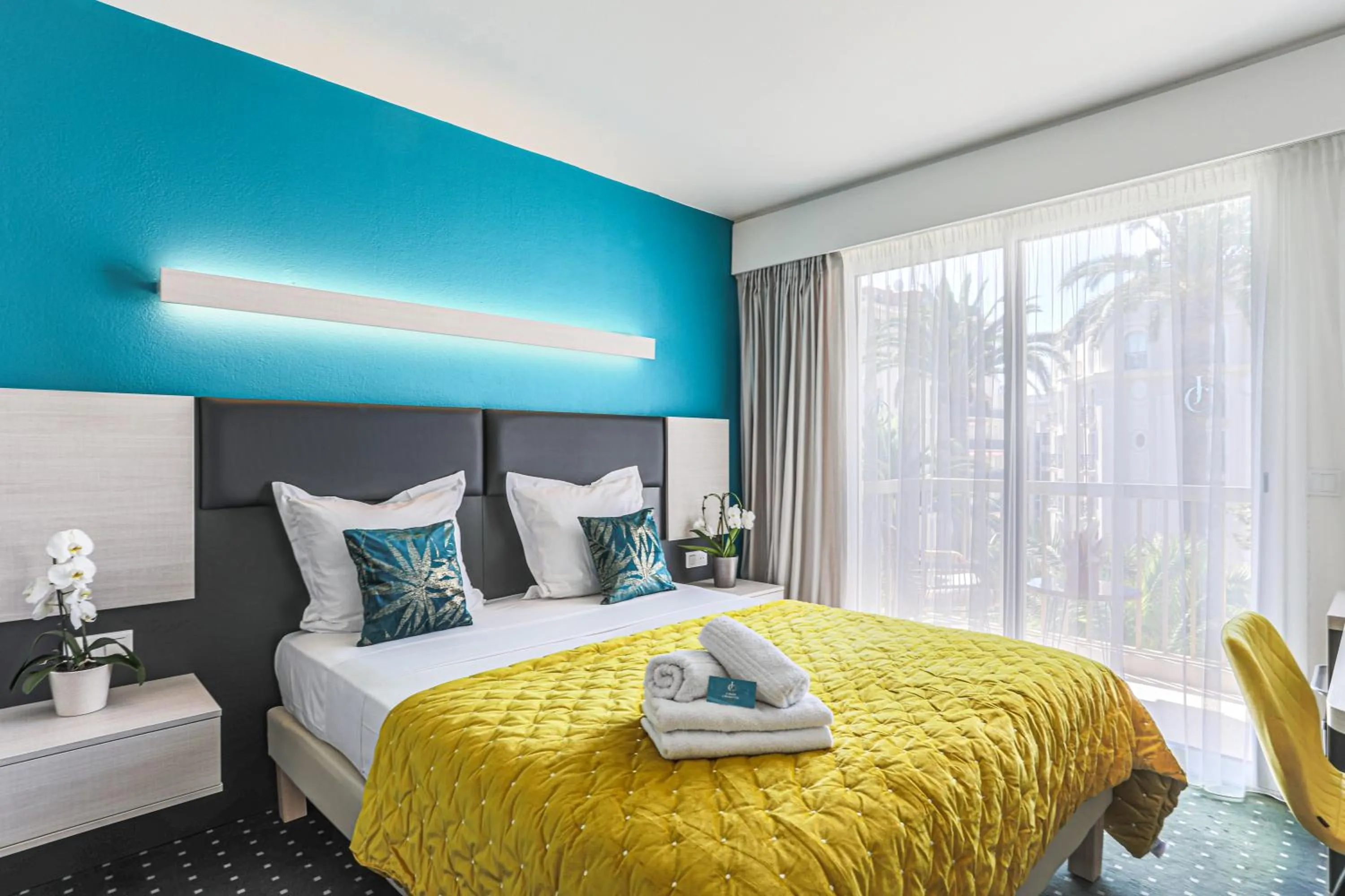 Photo of the whole room, Bed in Hôtel Jardin Croisette