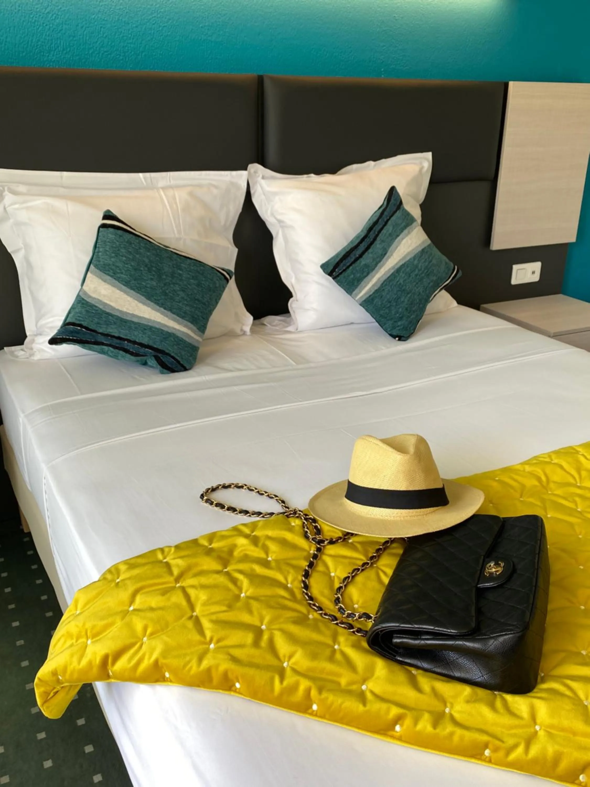 Shower, Bed in Hôtel Jardin Croisette