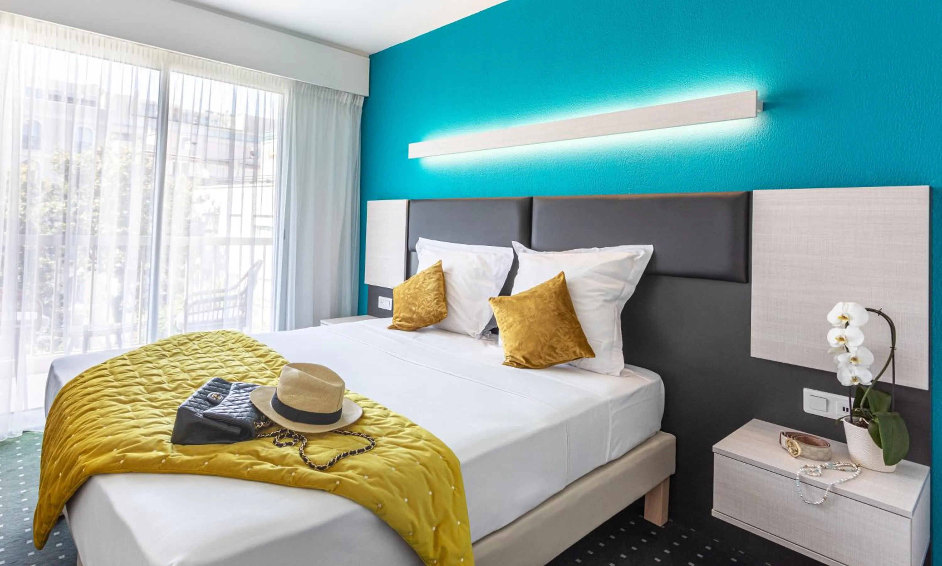 Balcony/Terrace, Bed in Hôtel Jardin Croisette