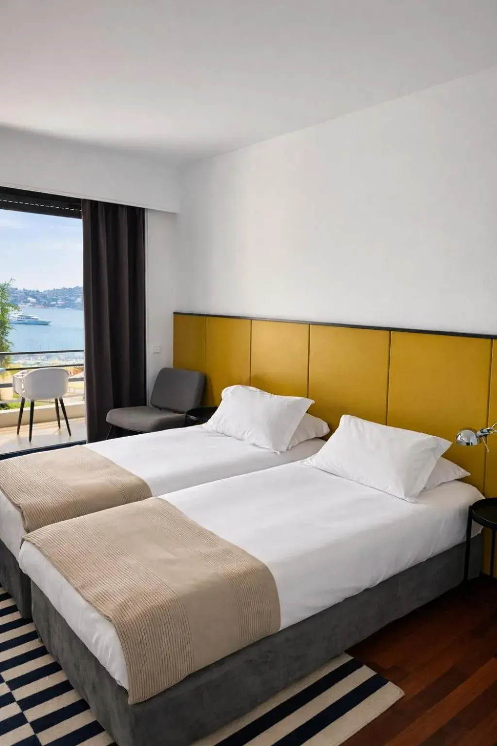 Twin Room with Balcony and Sea View in Hôtel Le Versailles Twin Room with Balcony and Sea View in Hôtel Le Versailles