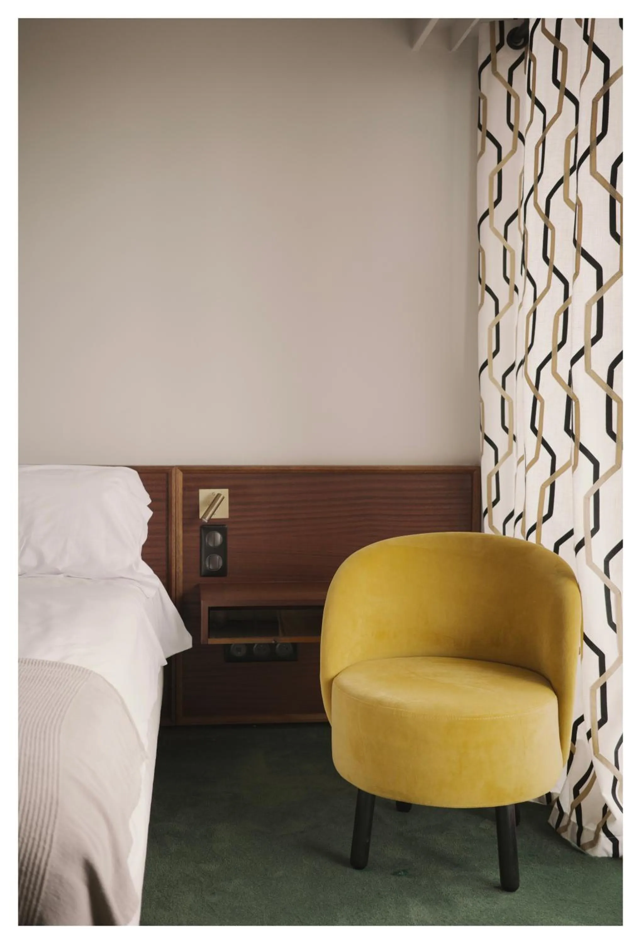 Bed in Hôtel Le Versailles