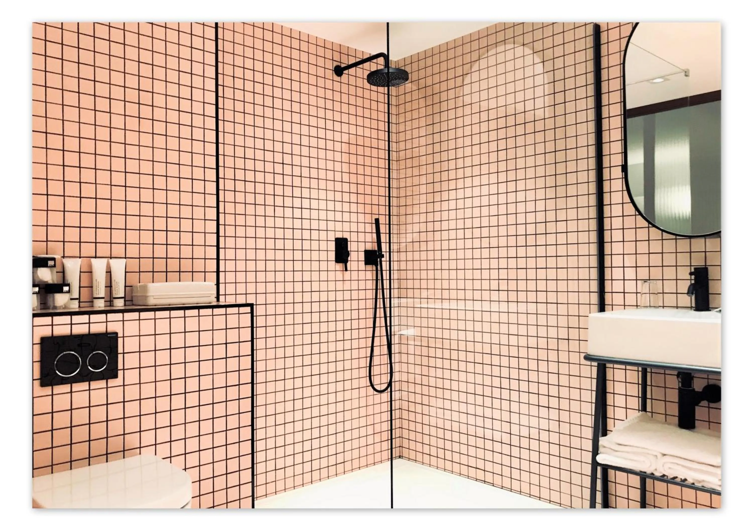 Shower in Hôtel Le Versailles