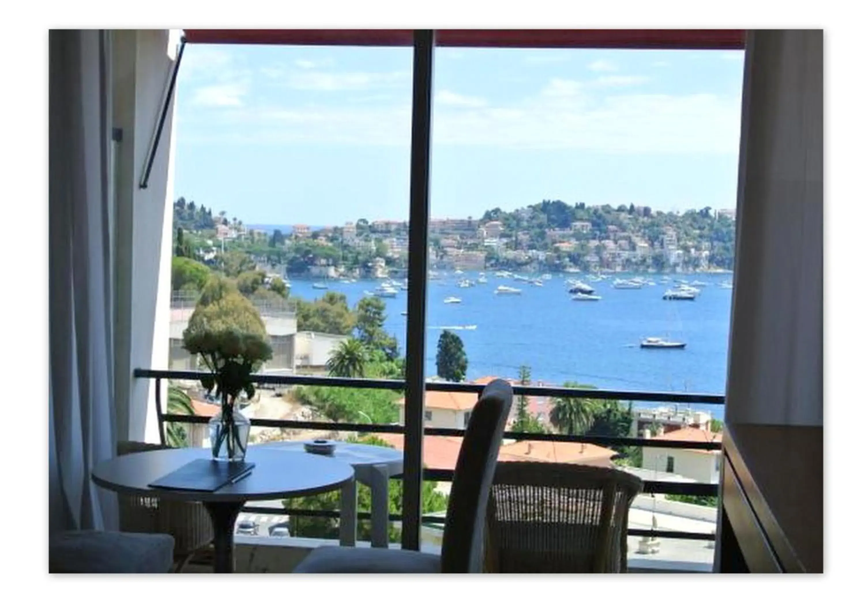 Twin Room with Balcony and Sea View in Hôtel Le Versailles Twin Room with Balcony and Sea View in Hôtel Le Versailles