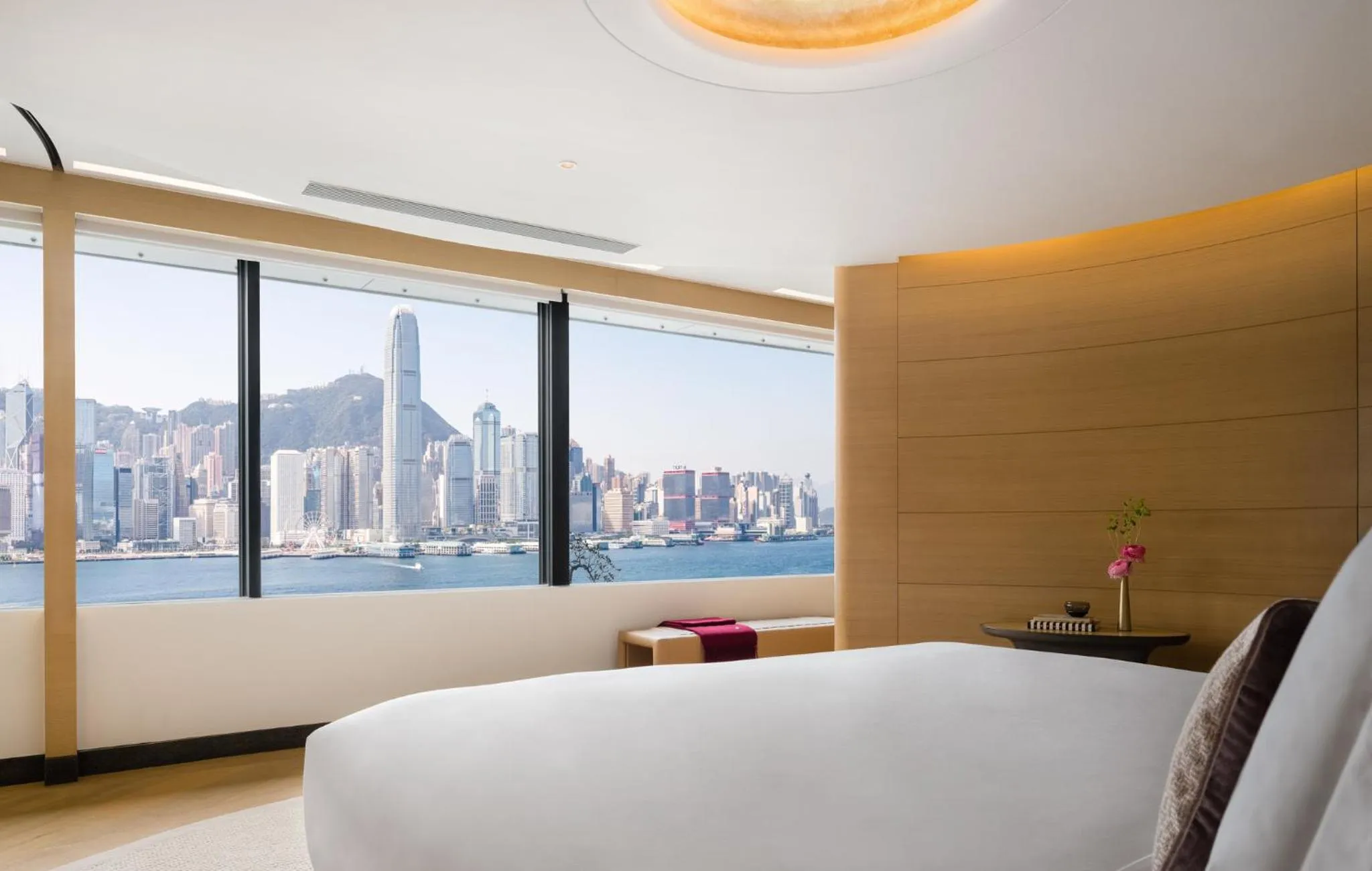 Photo of the whole room, Bed in Regent Hong Kong