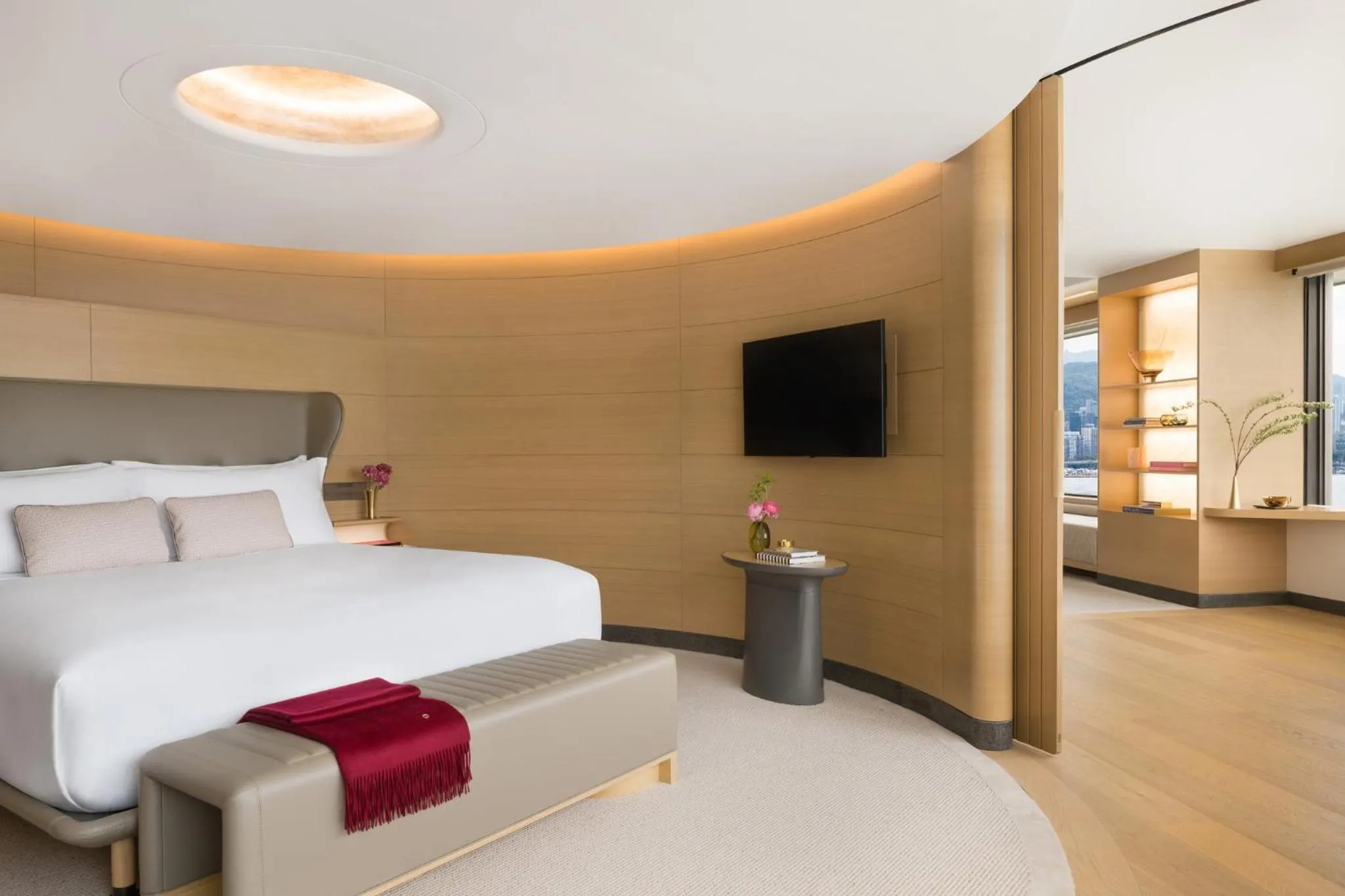 Photo of the whole room, Bed in Regent Hong Kong