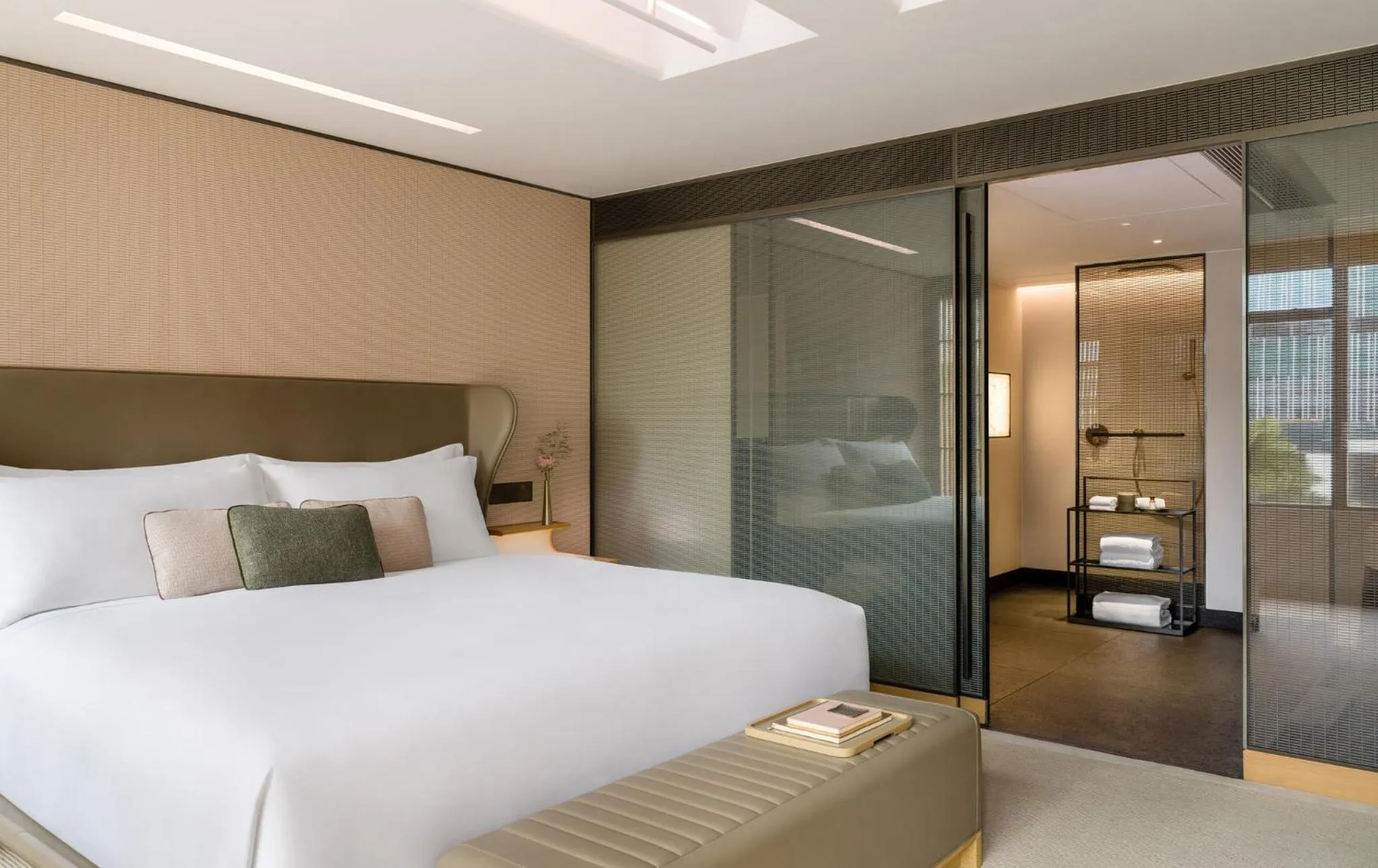 Photo of the whole room, Bed in Regent Hong Kong