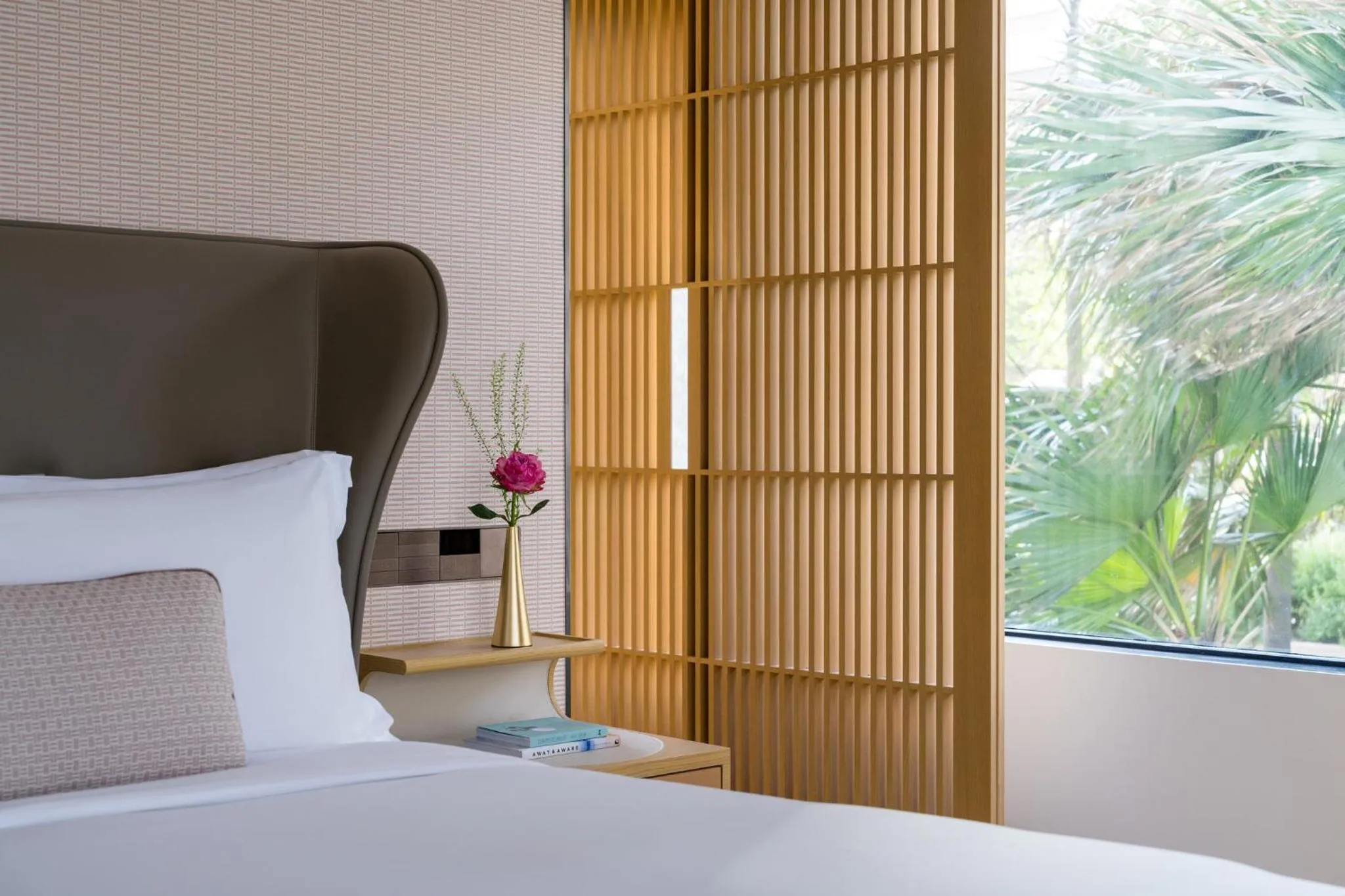 Photo of the whole room, Bed in Regent Hong Kong