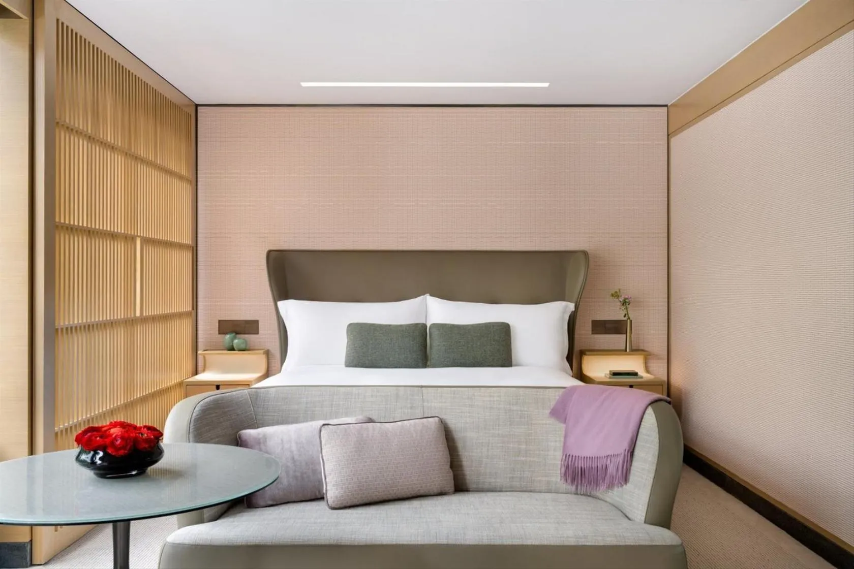 Photo of the whole room, Bed in Regent Hong Kong