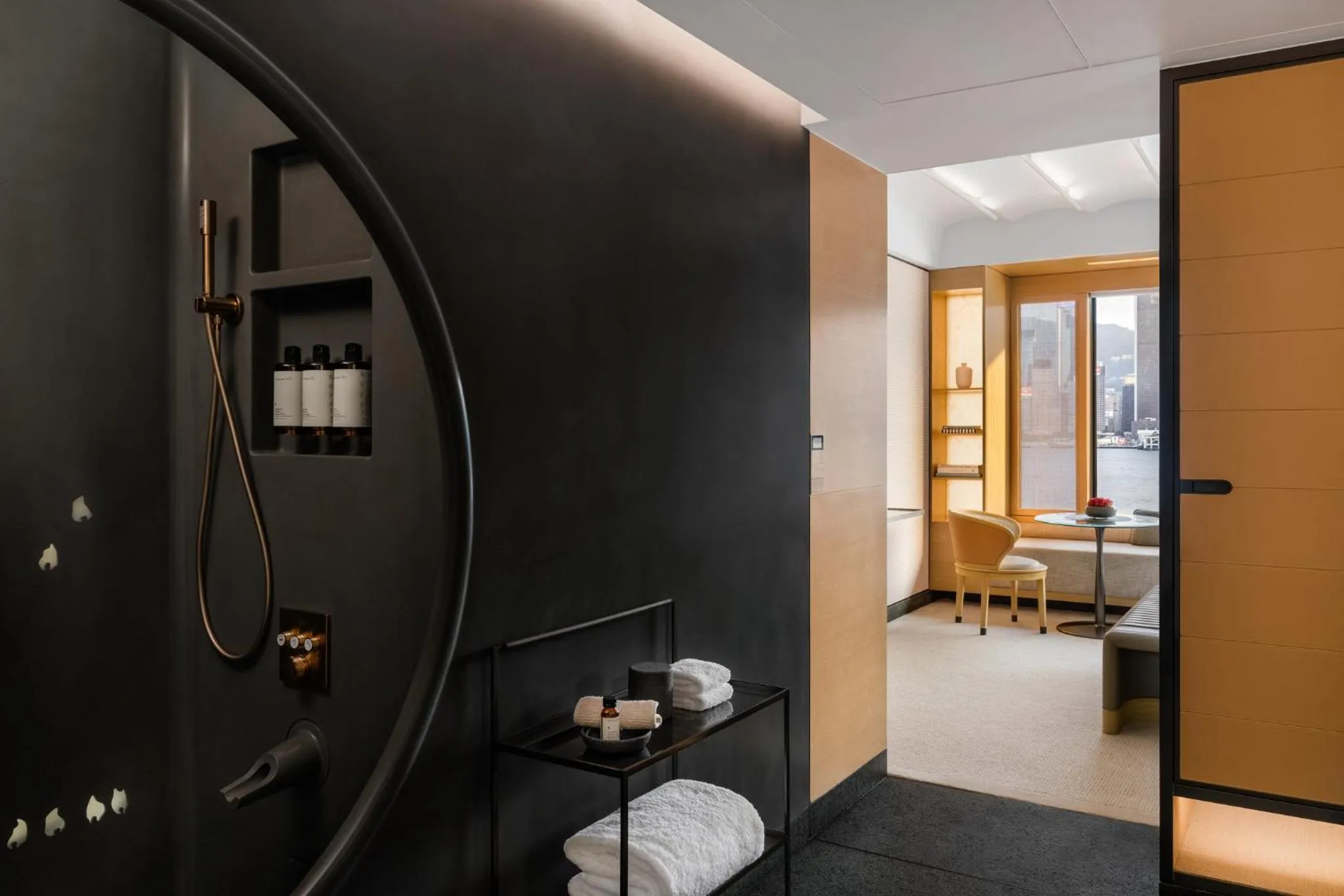 Photo of the whole room, Bed in Regent Hong Kong