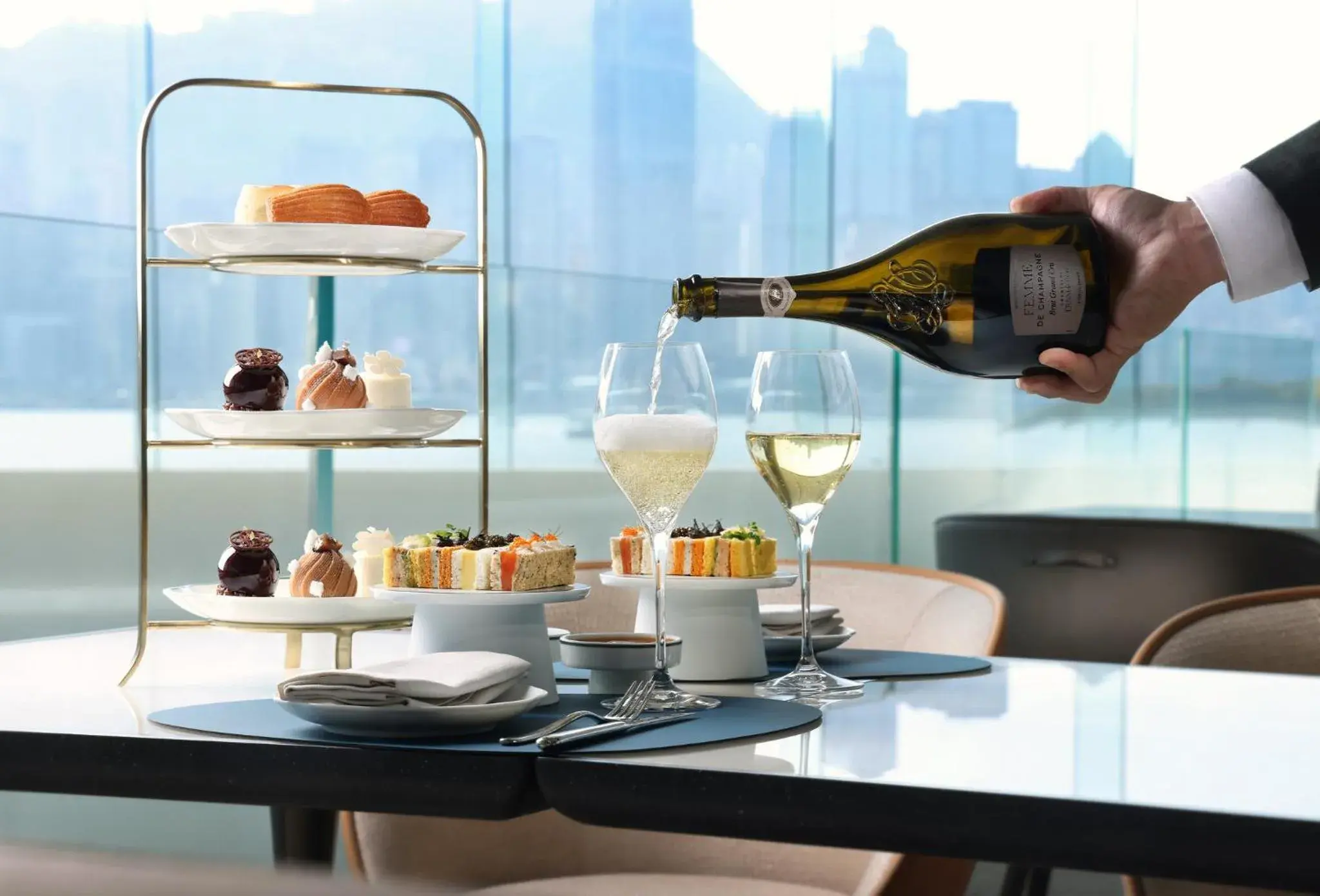 Lounge or bar in Regent Hong Kong Lounge or bar in Regent Hong Kong