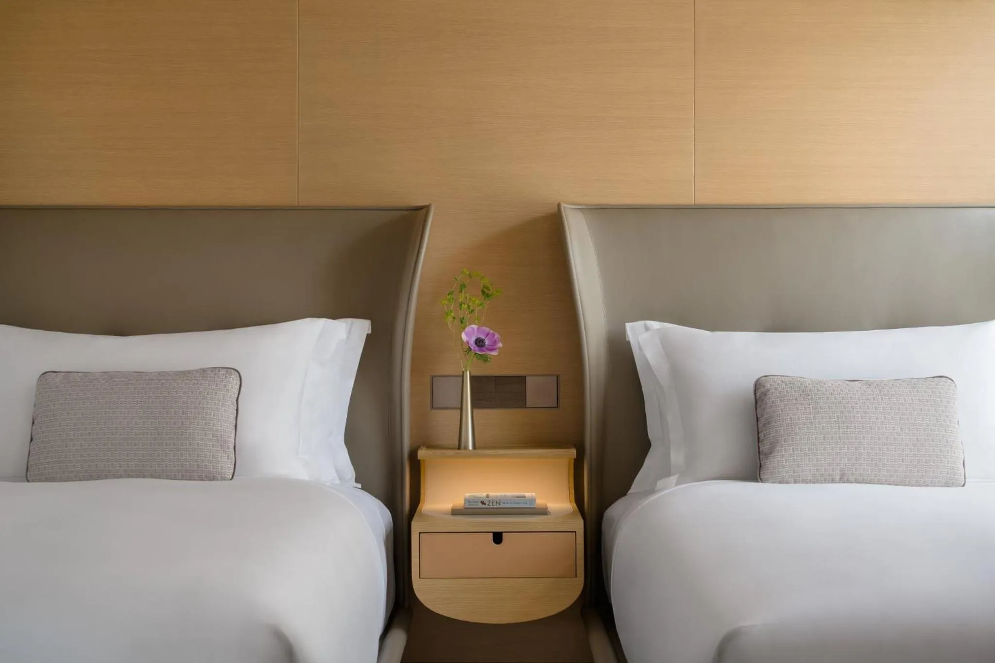 Photo of the whole room, Bed in Regent Hong Kong