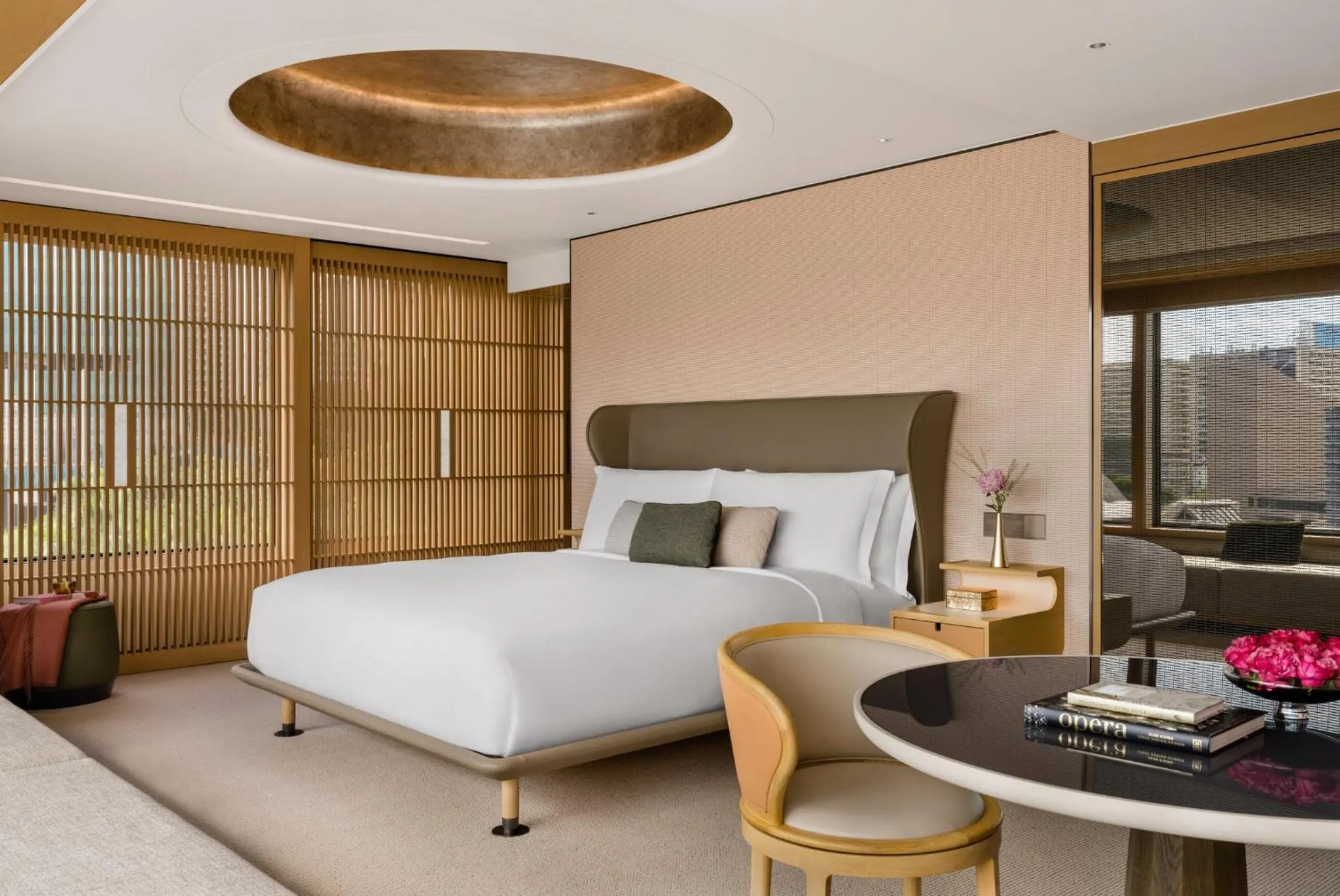 Photo of the whole room, Bed in Regent Hong Kong