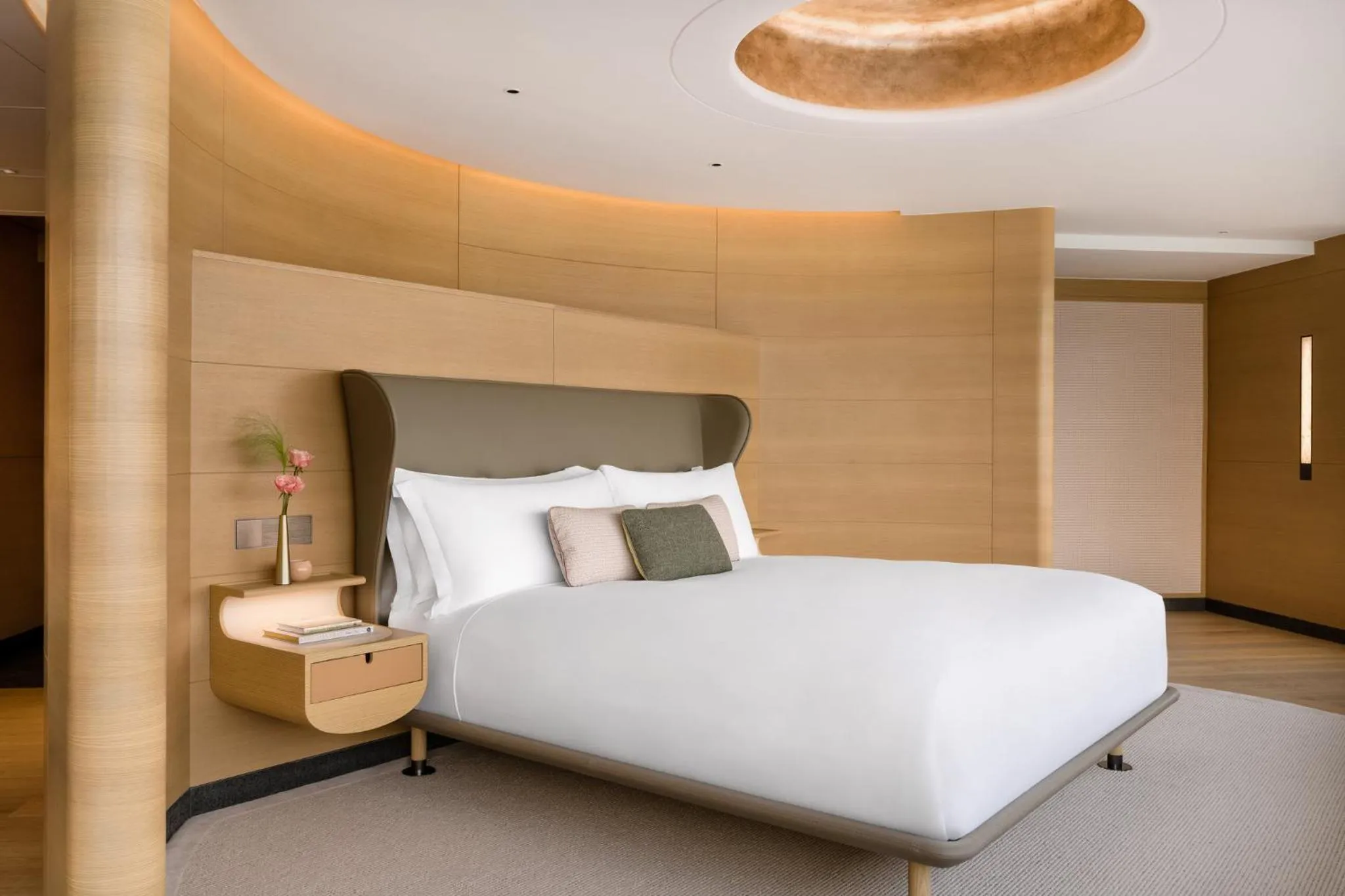 Photo of the whole room, Bed in Regent Hong Kong